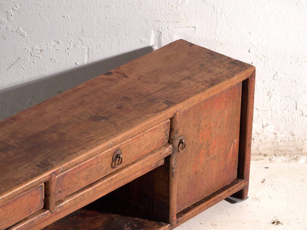 Meuble bas ancien laqué en bois d’orme – Chine, vers 1900