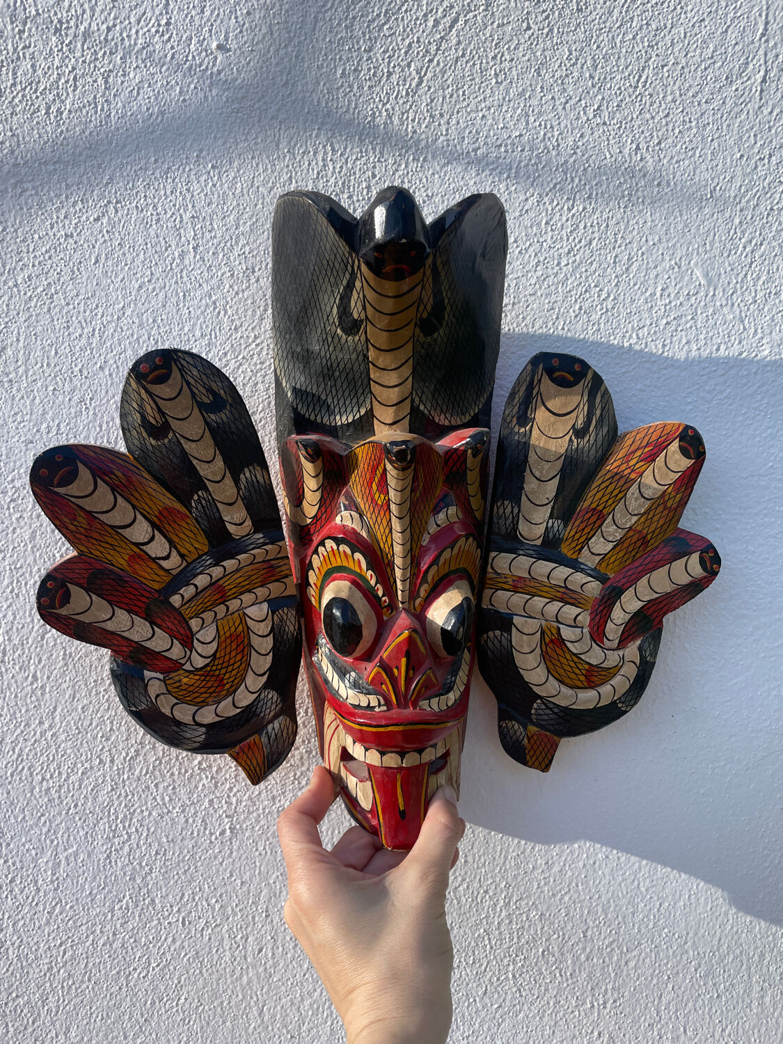 Masque en bois asiatique coloré