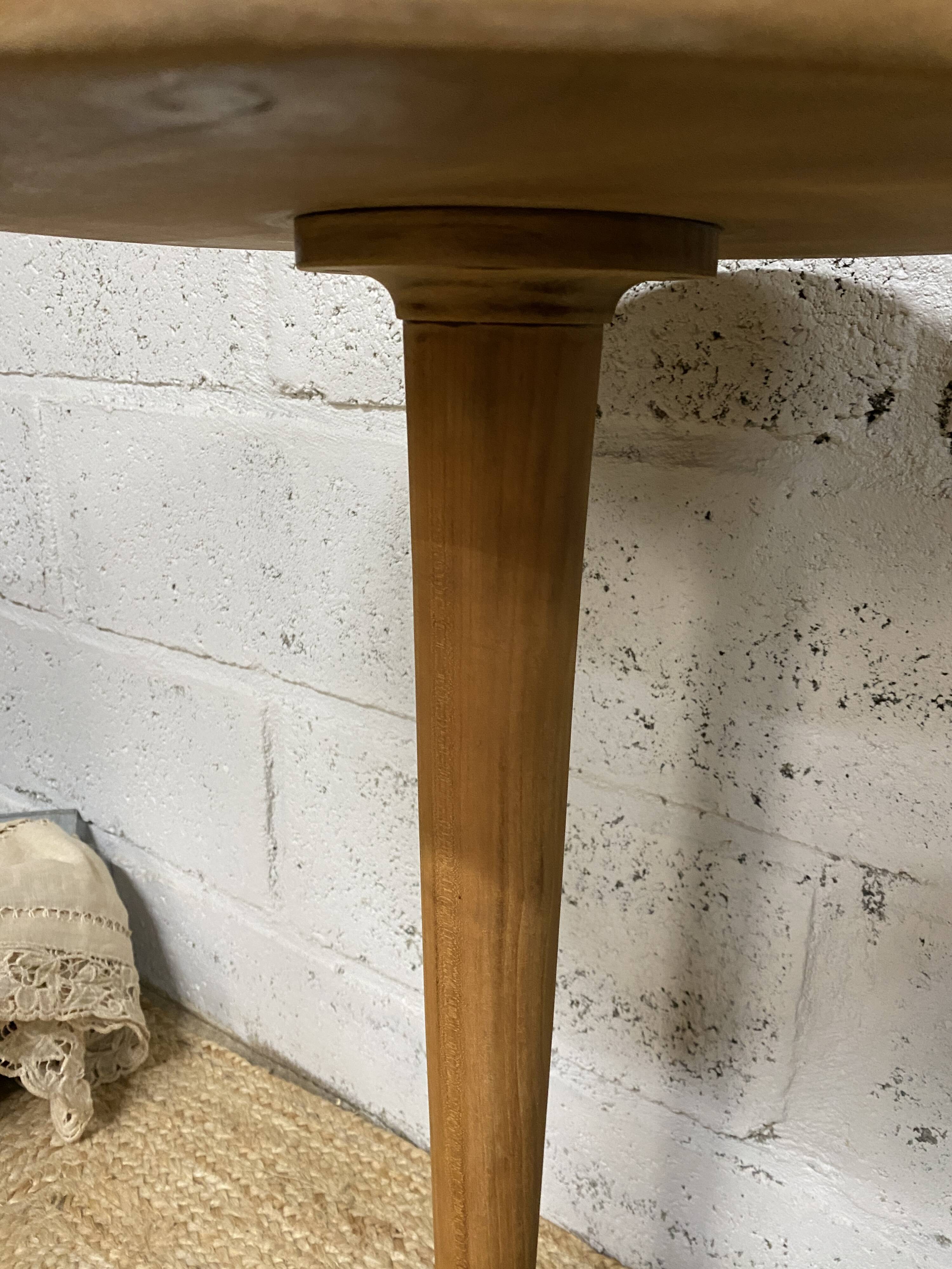 Guéridon - small round table in walnut