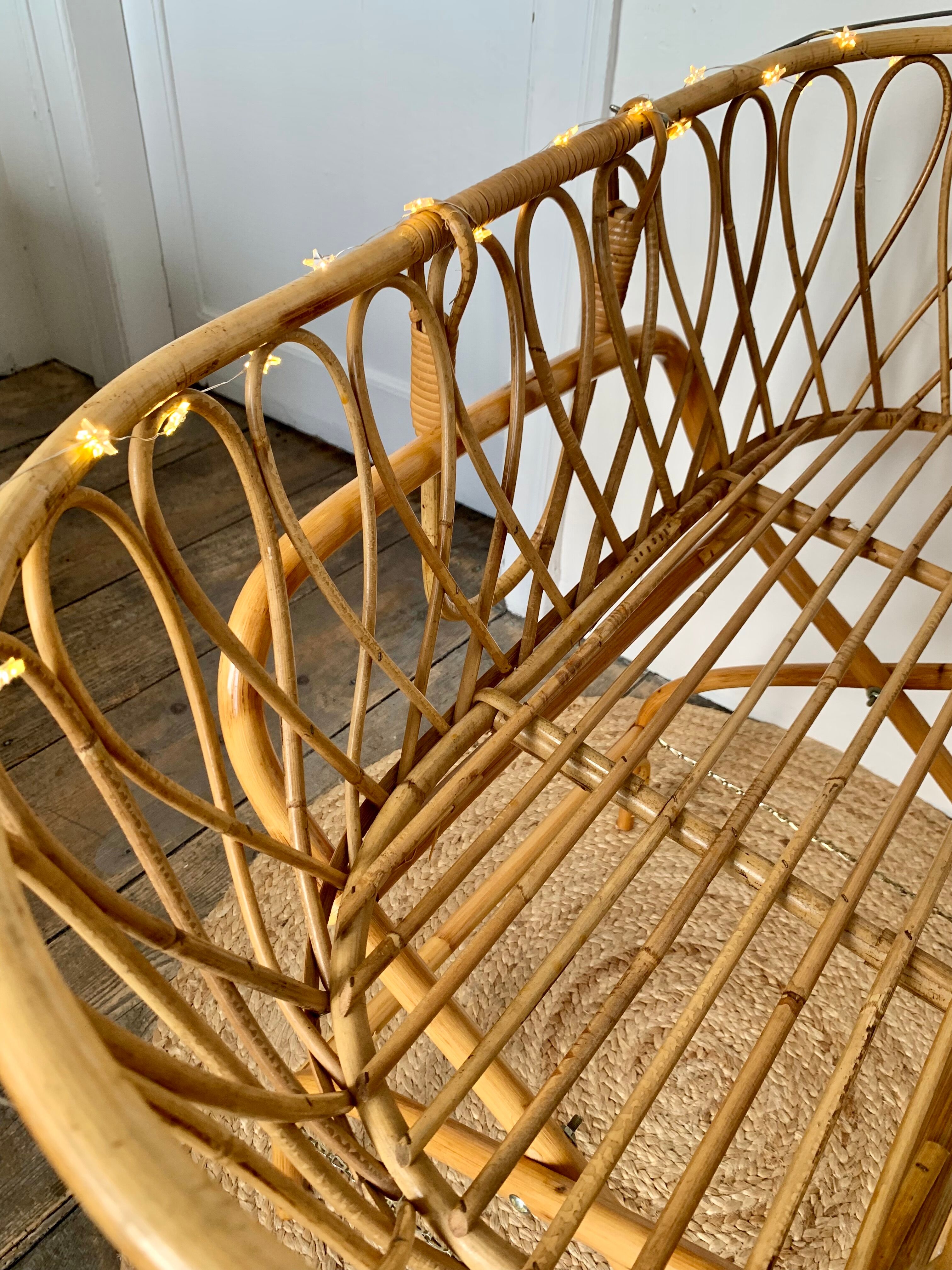 Vintage rattan couffin & its foot