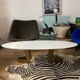 Table basse ovale en corian de Martine Cazes et Thierry Conquet
