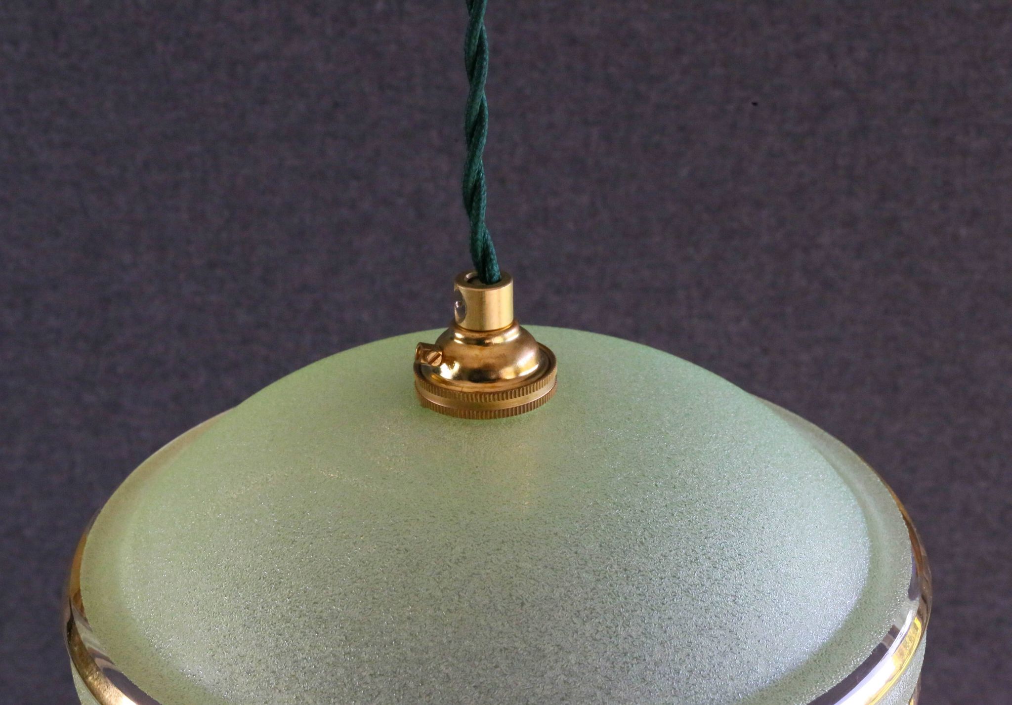Suspension ancienne années 40 en verre granité vert avec filets dorés, douille et cable neufs