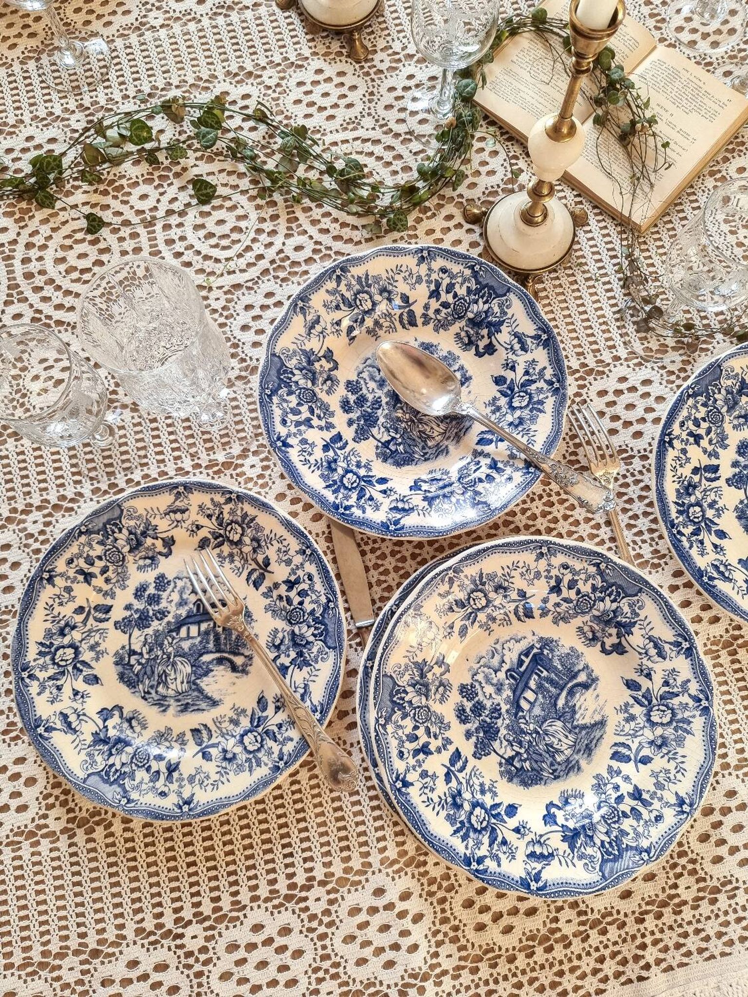 7 assiettes plates, terre de fer, Italie
