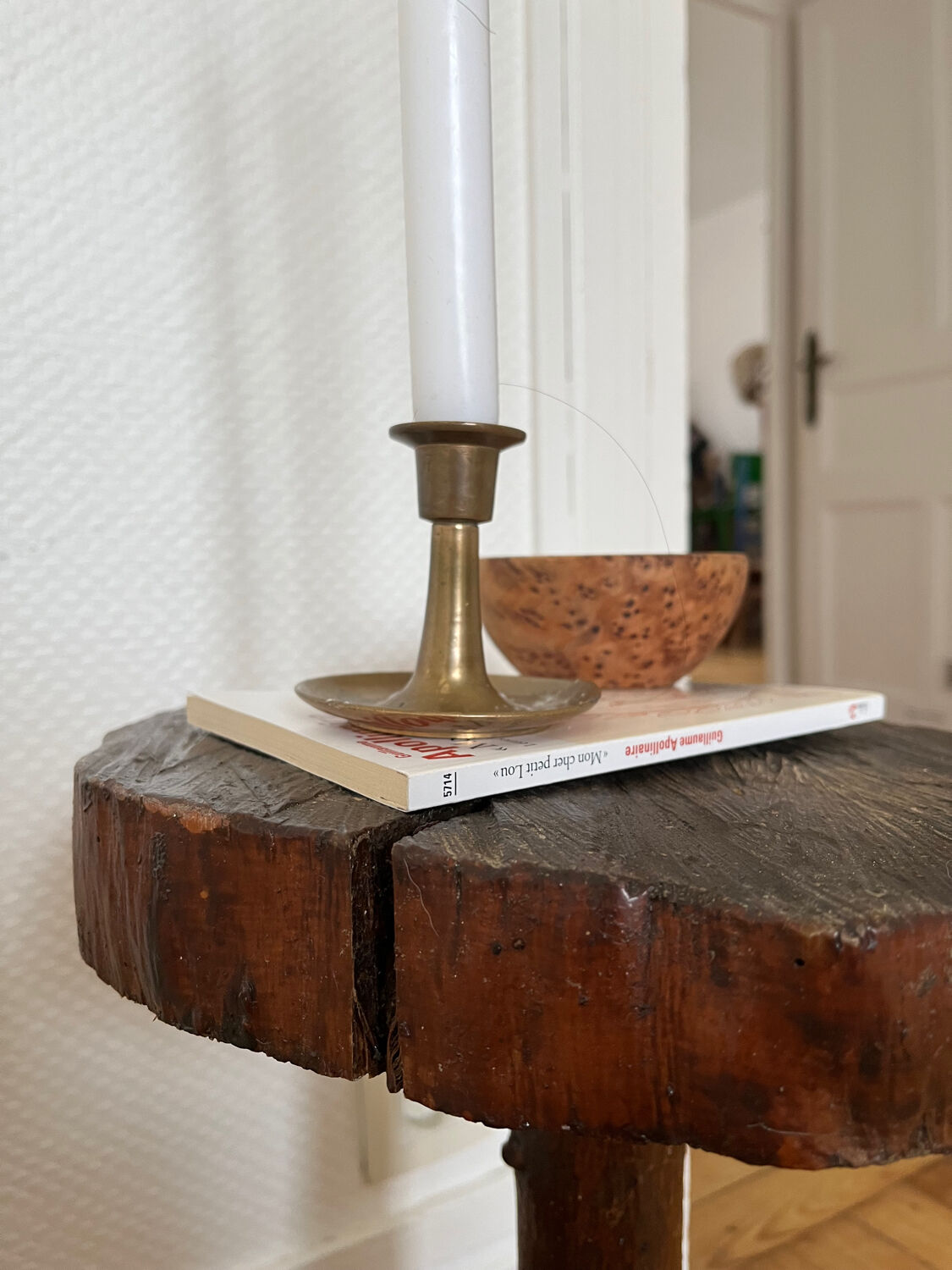 Tabouret tripode brutaliste