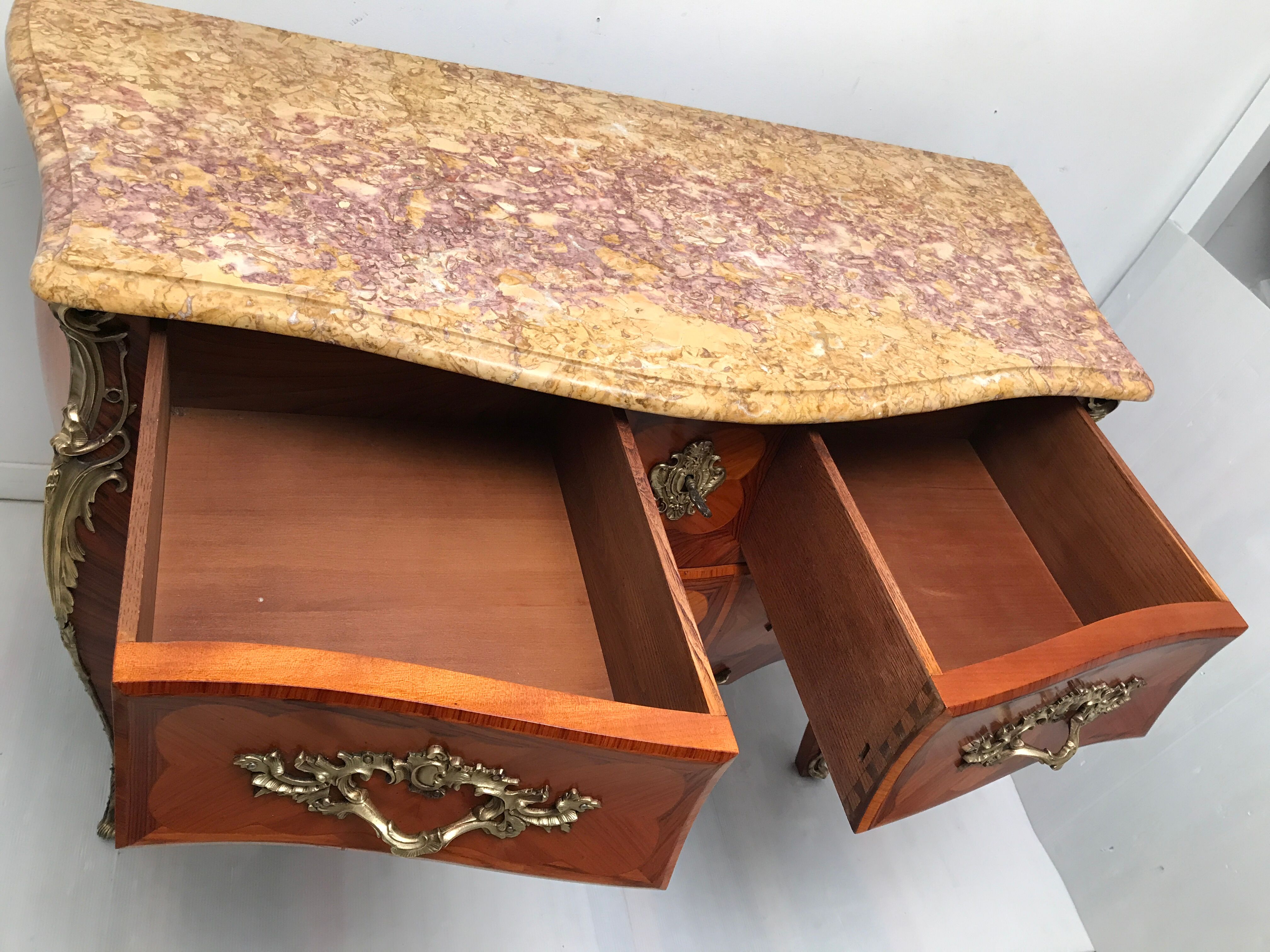 Commode de style Louis XV en placage d'acajou et bois de rose XX siècle