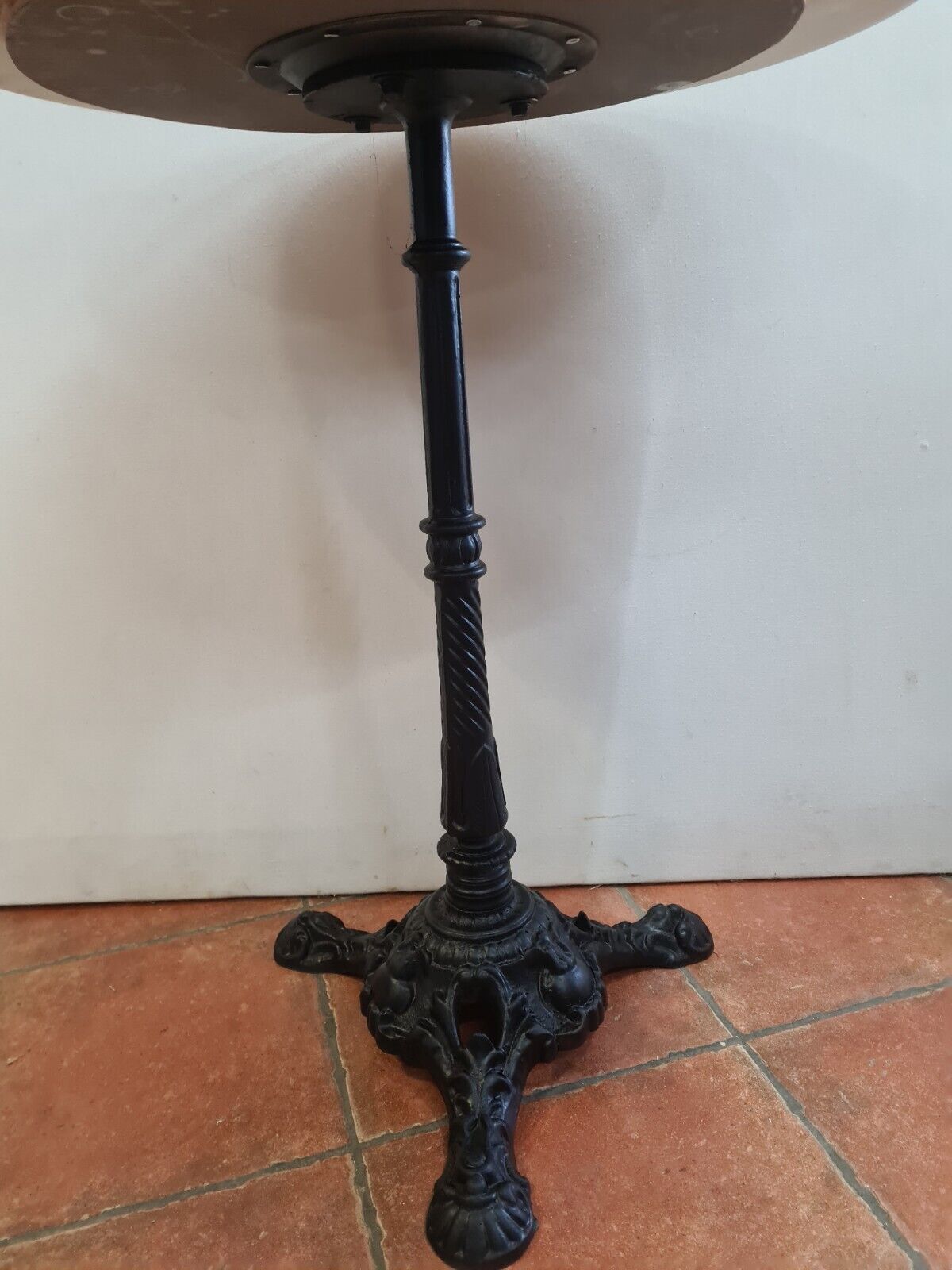 Table in marble and cast iron pedestal table