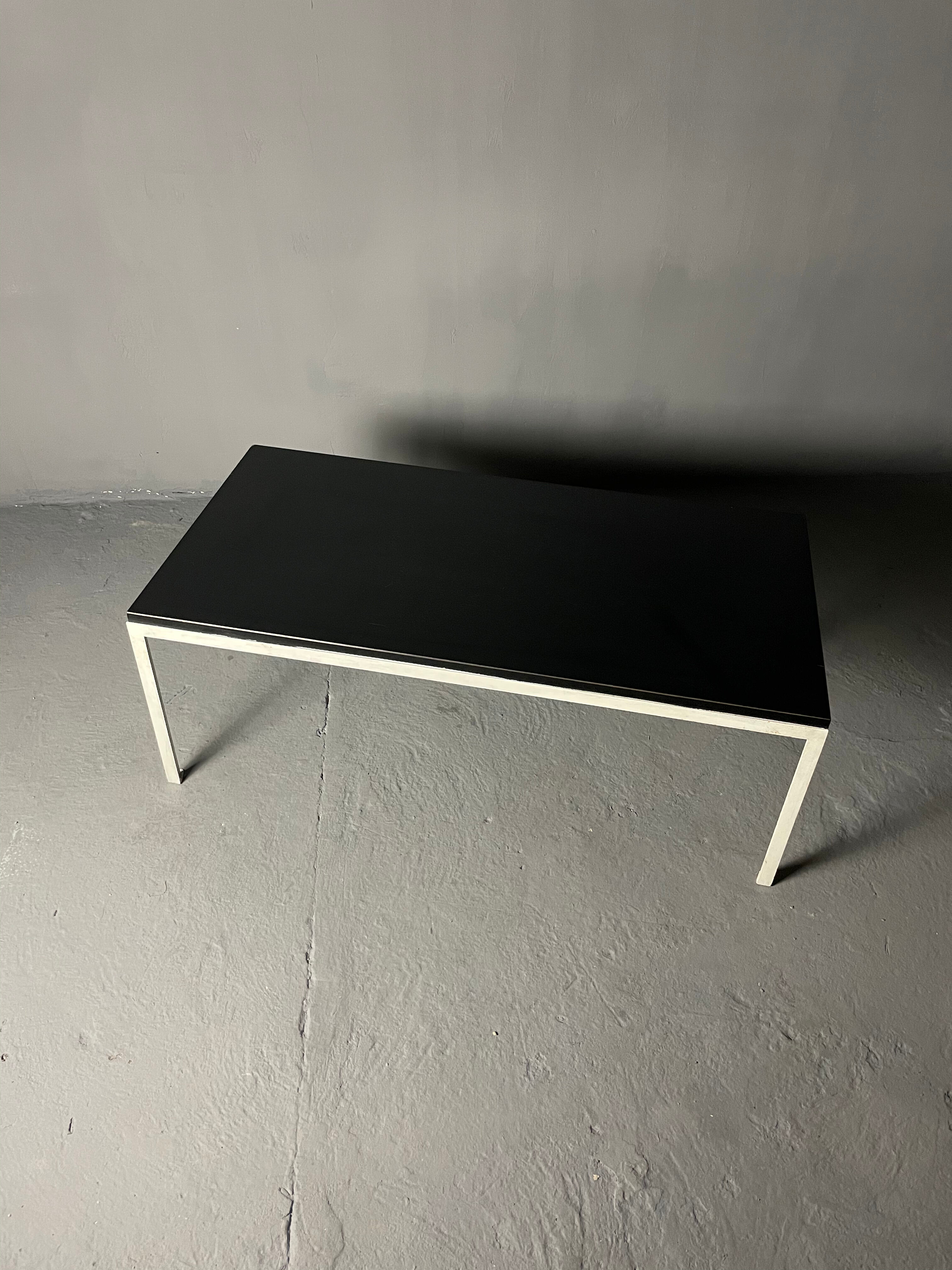 Modèle "T angle" coffee table by Florence Knoll Basset