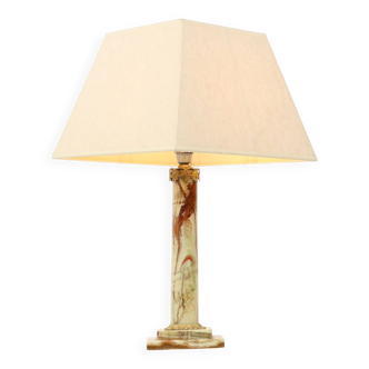 Lampe à colonne en marbre onyx classique avec des accents en laiton, 20e siècle