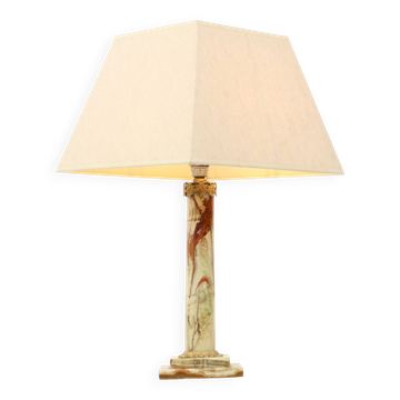 Lampe à colonne en marbre onyx classique avec des accents en laiton, 20e siècle