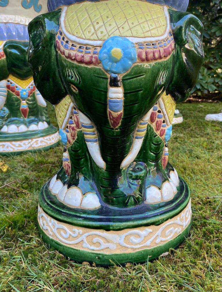 Ensemble de jardin ou de patio multicolore du 20ème siècle avec des éléphants