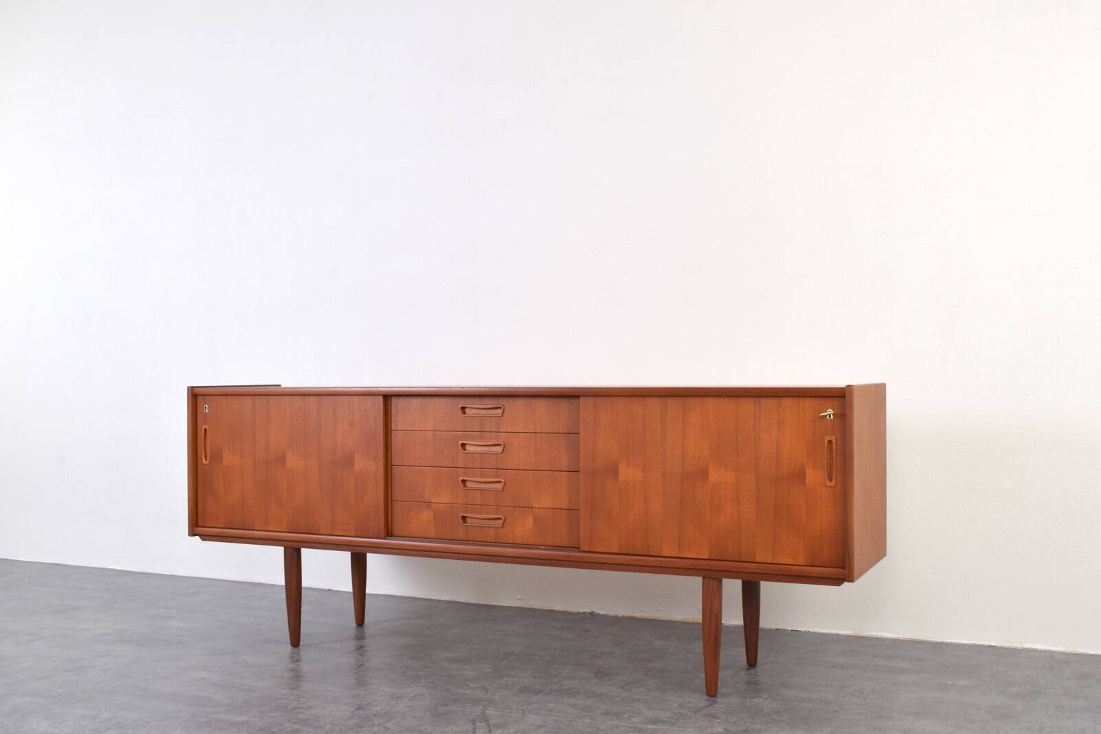 Buffet en teck danois du milieu du siècle, années 1960.