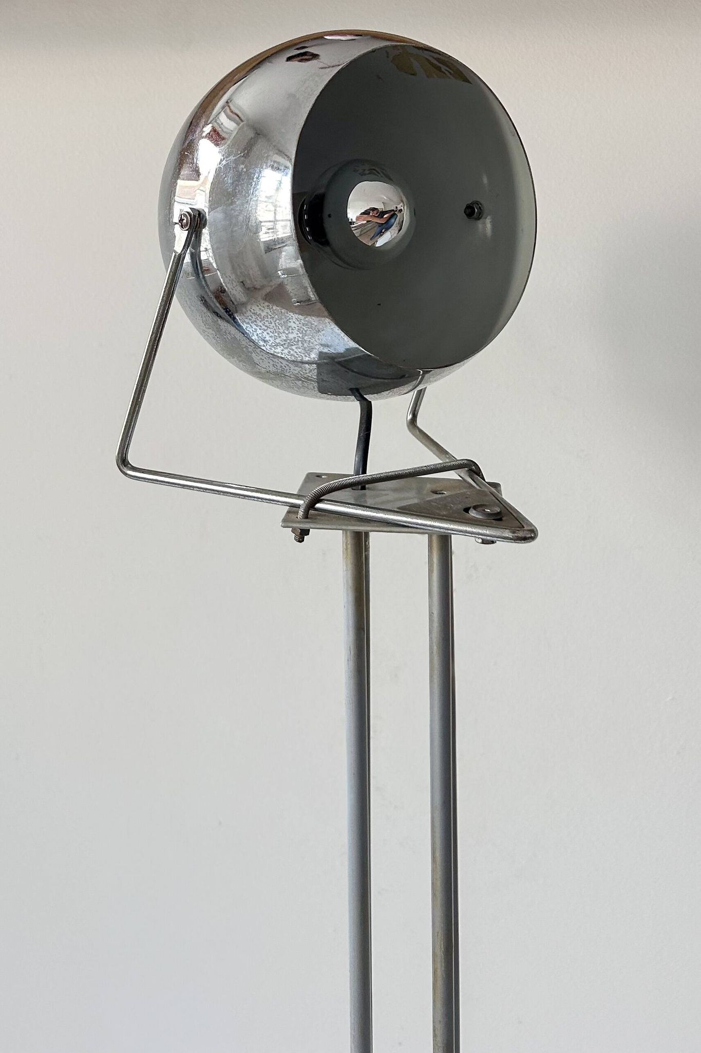 Pair of vintage floor lamps in chrome metal and cement, France 1970.