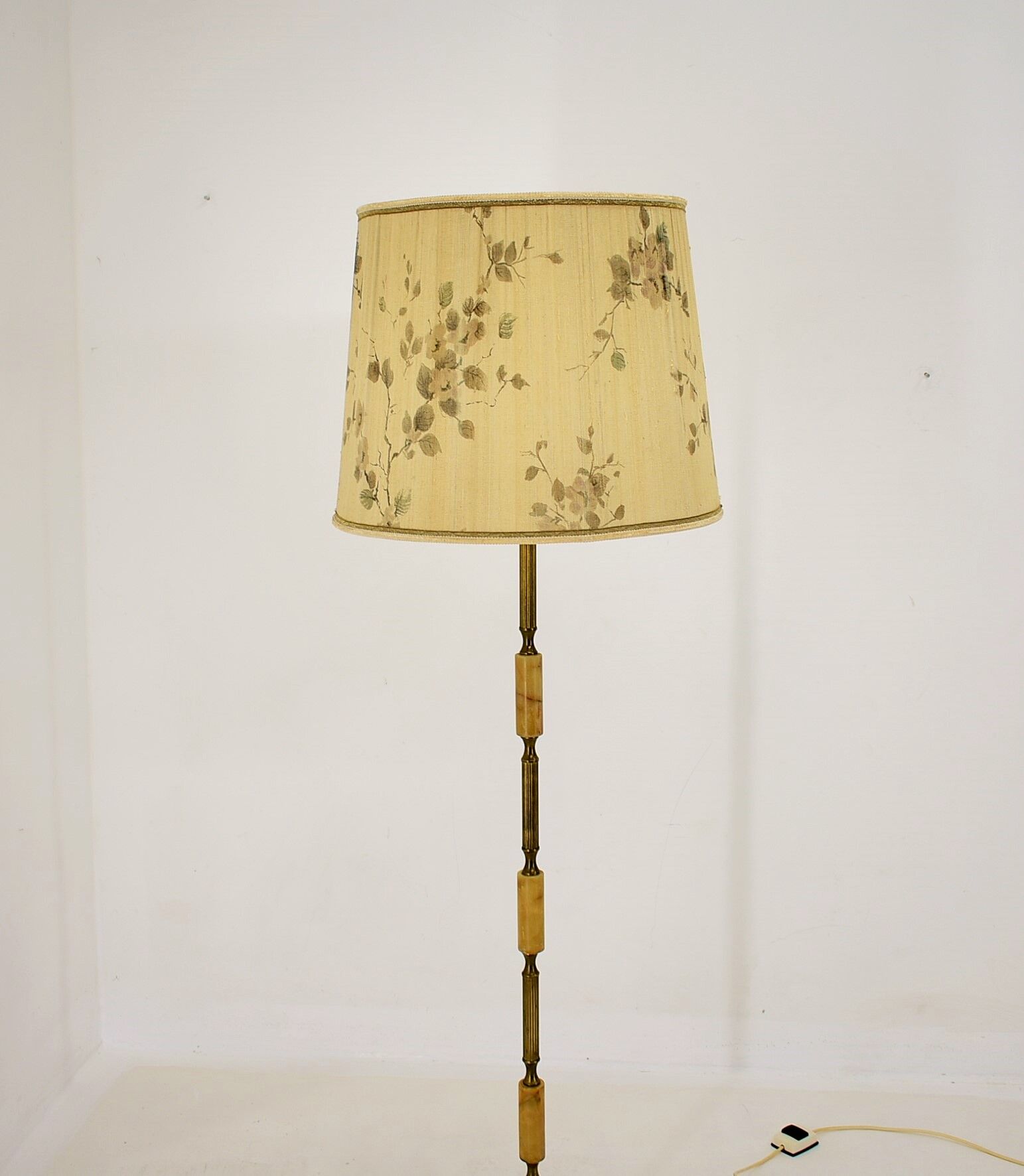 Czechoslovakia mid-century floor lamp in alabaster and brass, 1950s