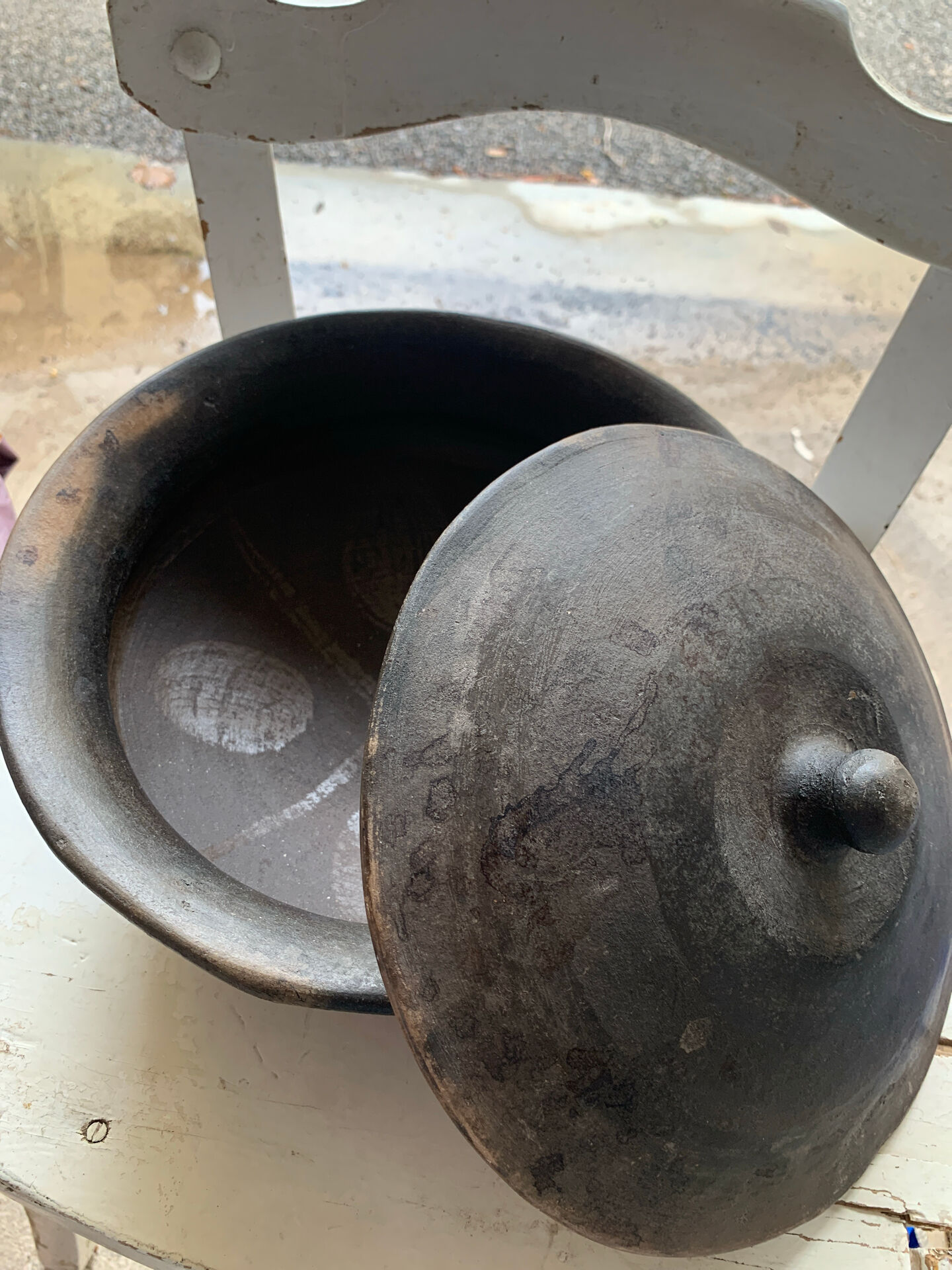 Black ceramic plate or fired in oxygen reduction.