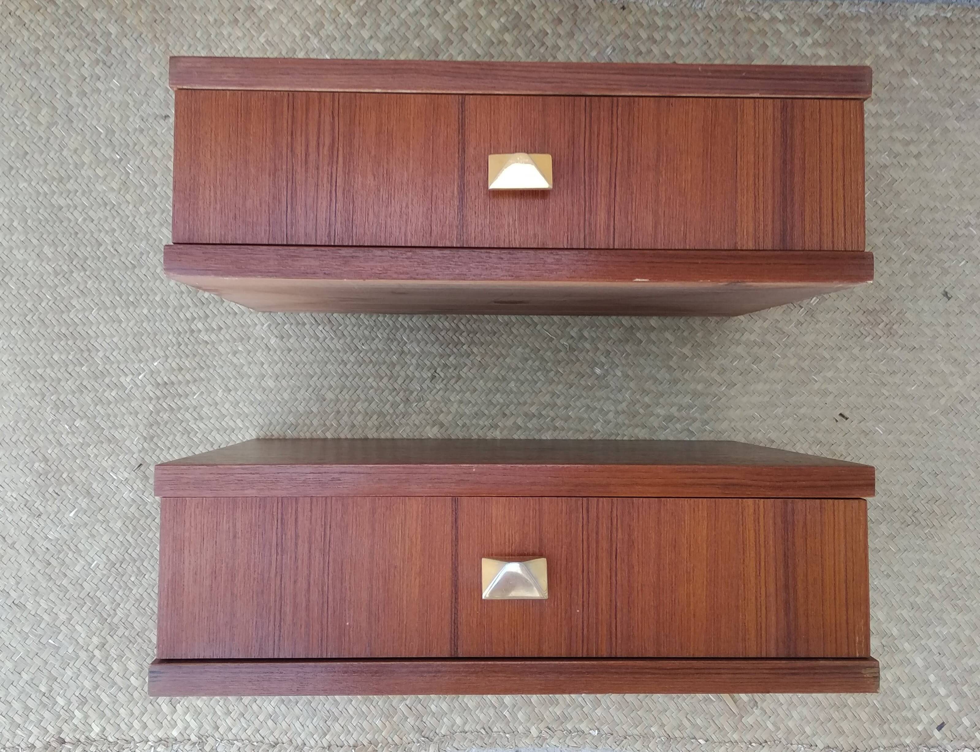 Paire de tables de chevet suspendues en teck