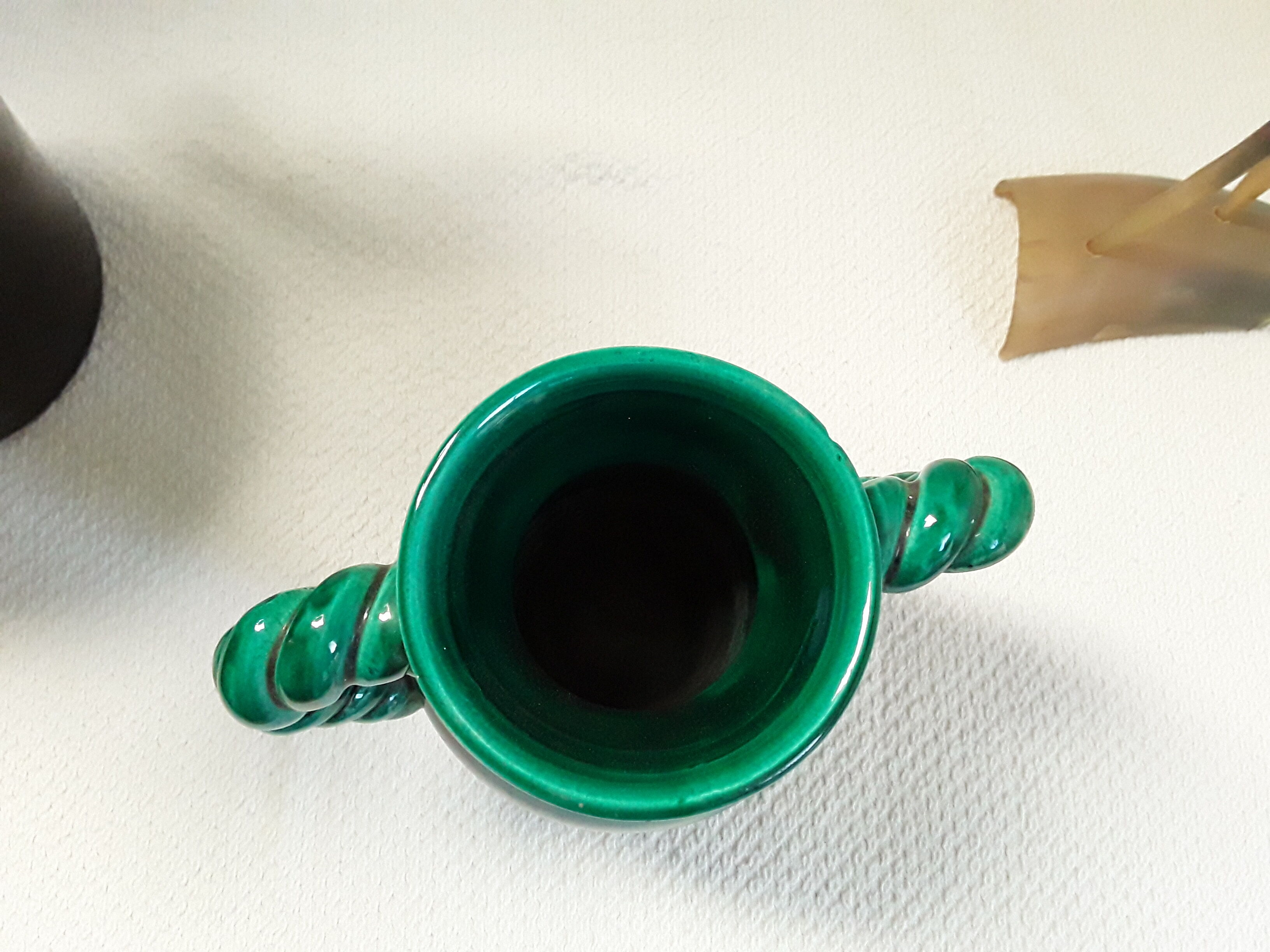 Vase vert Vallauris vintage anses torsadées