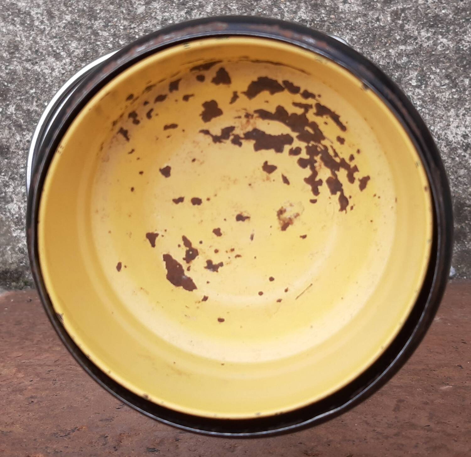 Standing magazine ashtray, 1960s/70s.