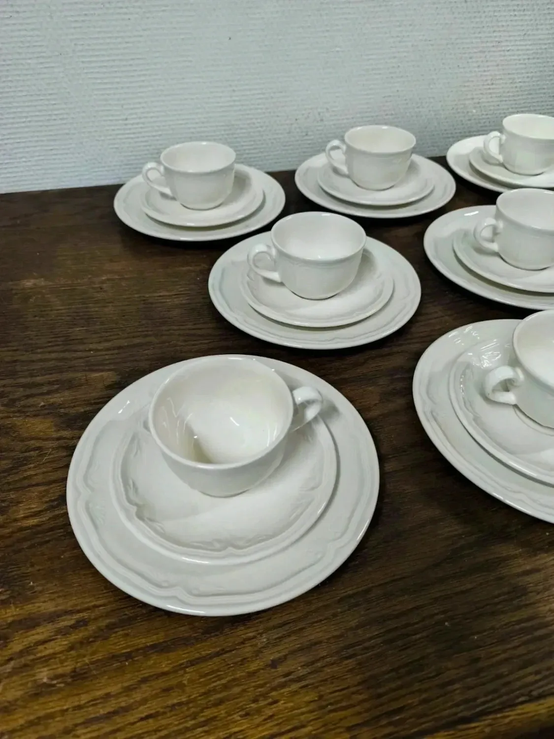 Set of 9 Villeroy and Boch Cortina mugs.