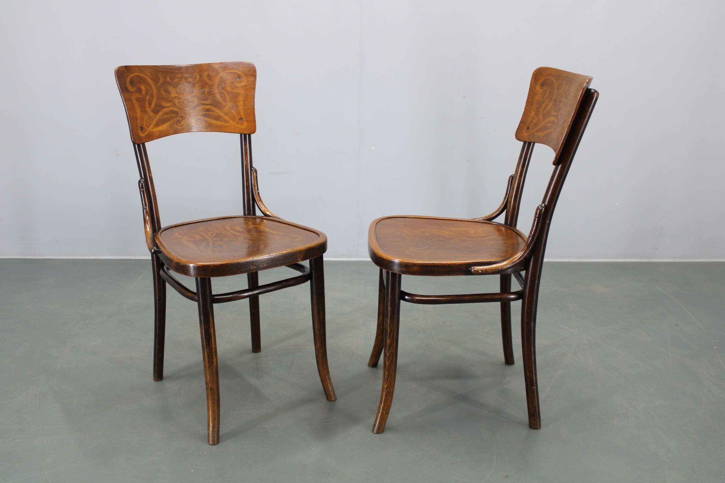 Pair of Thonet Art Nouveau bentwood chairs, Czechoslovakia, 1920s