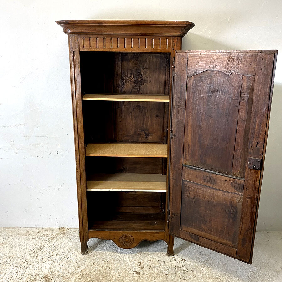 Bonnetière XIXth century solid walnut