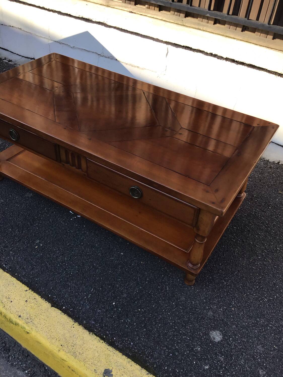Coffee table with 2 drawers