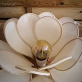 Lampe à poser fleur composée de pétales en rotin et flanelle ivoire