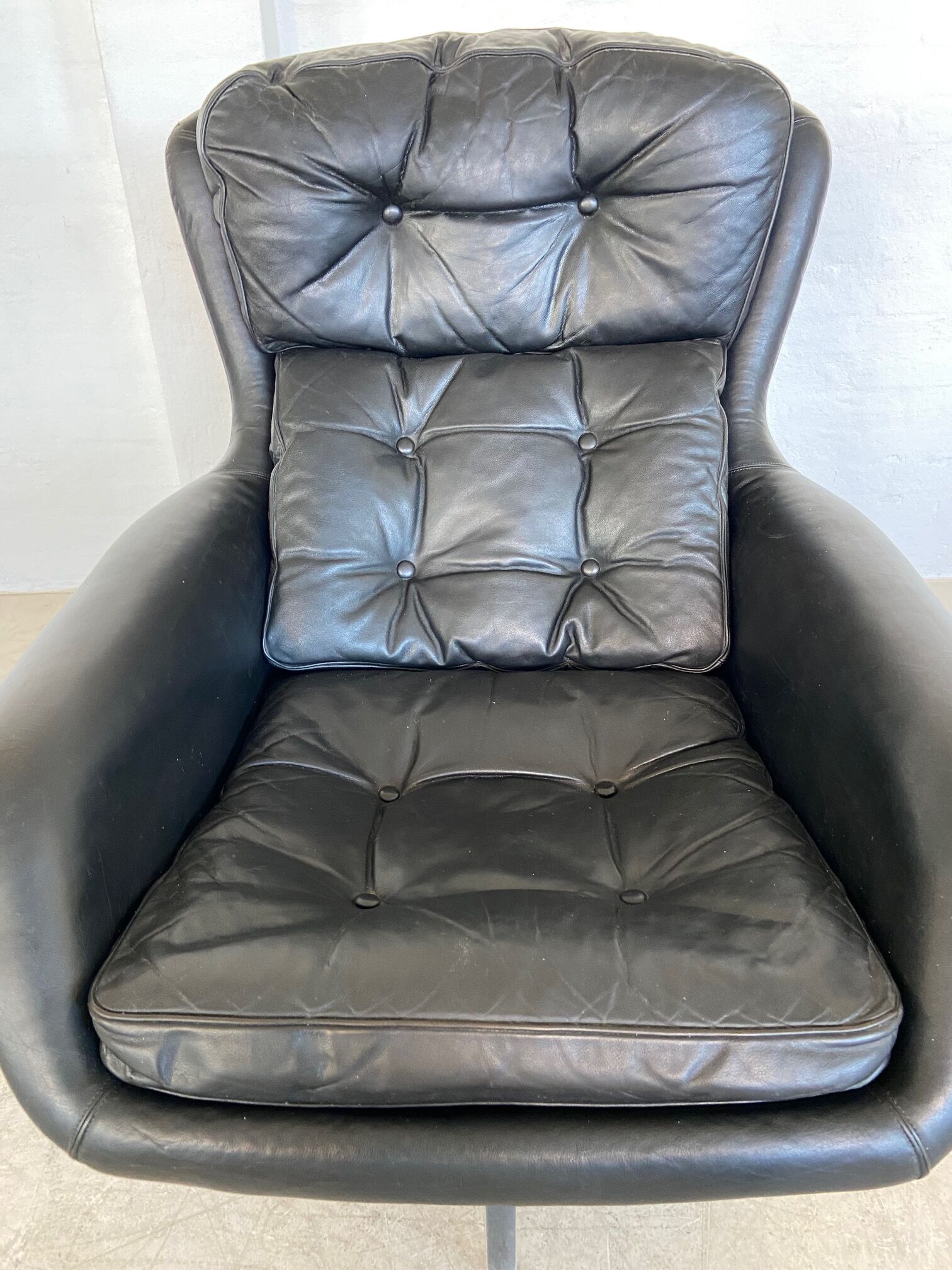 Vintage Danish swivel chair in black leather by Bramin
