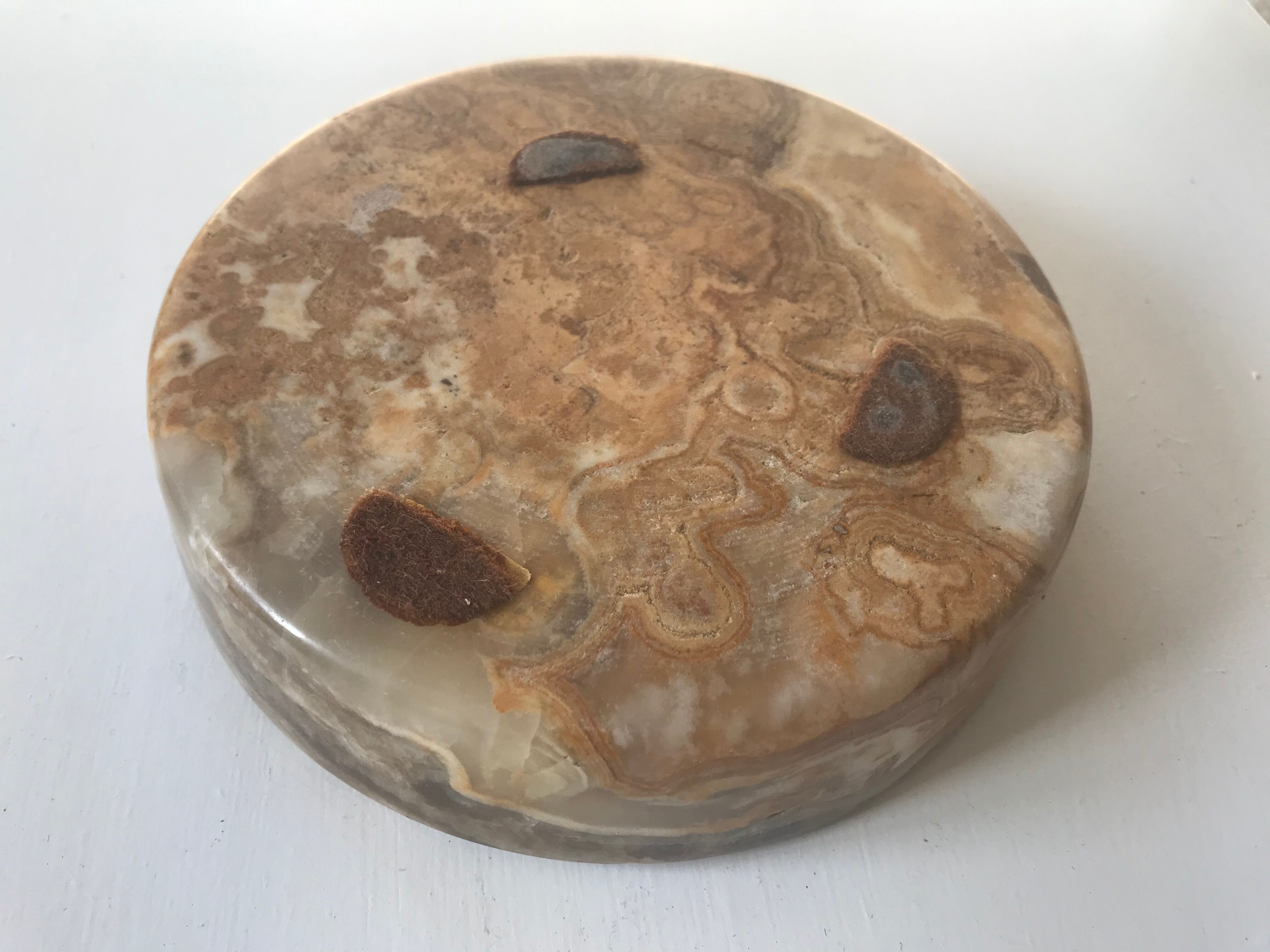 Empty pocket in vintage onyx