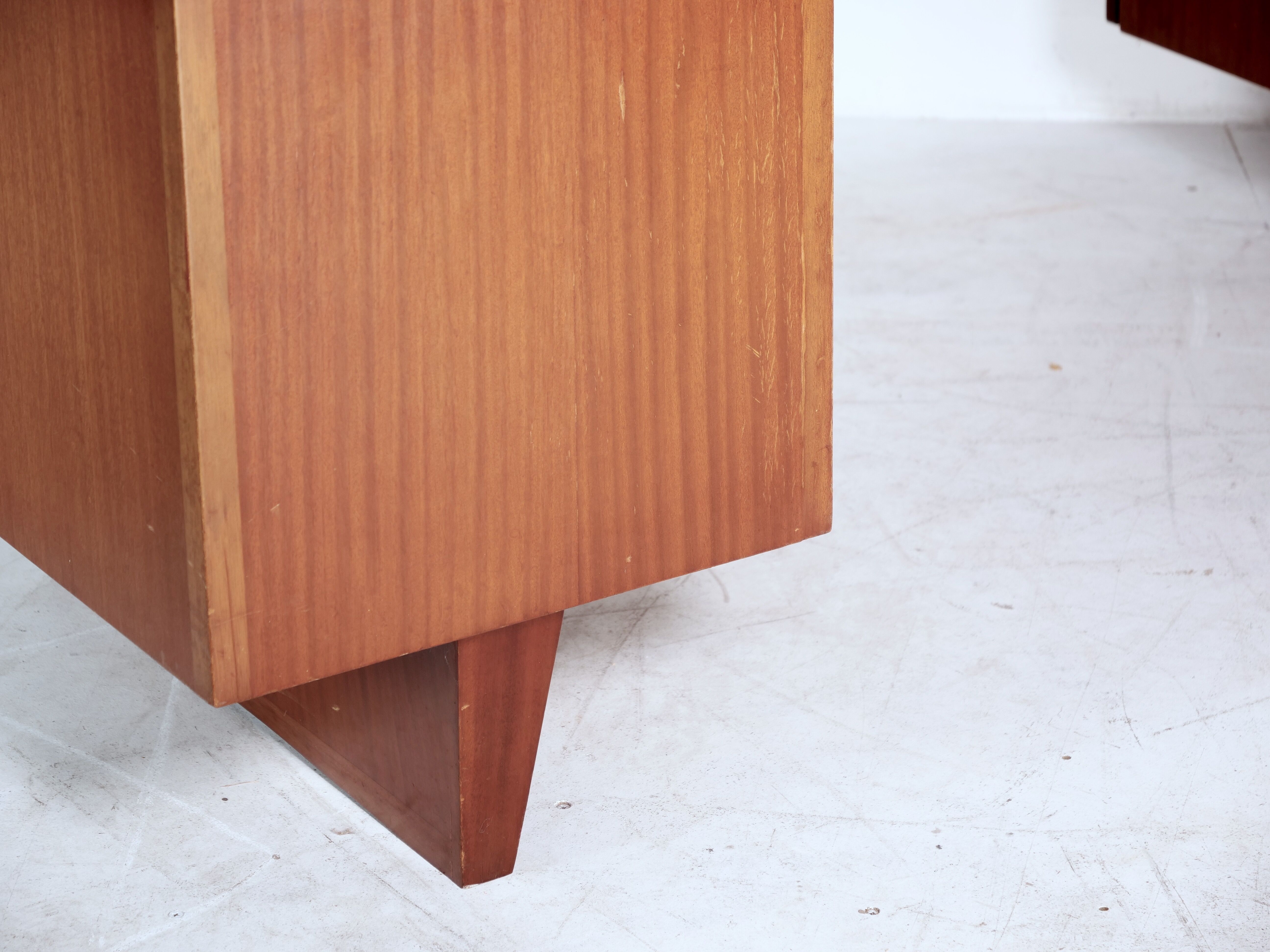 Executive desk model Boomerang standard from De Coene