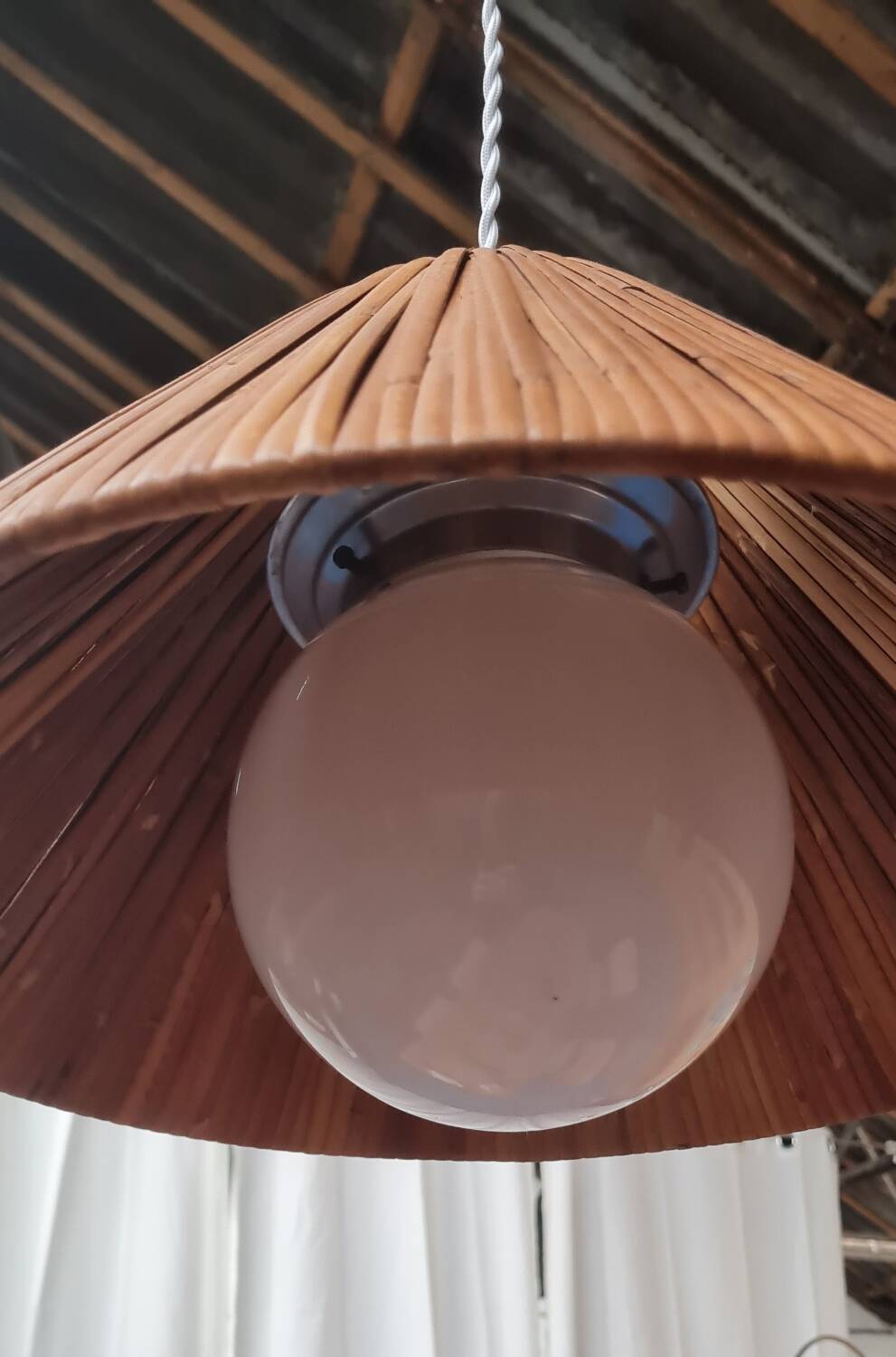 Scandinavian pendant light in rattan and opaline glass