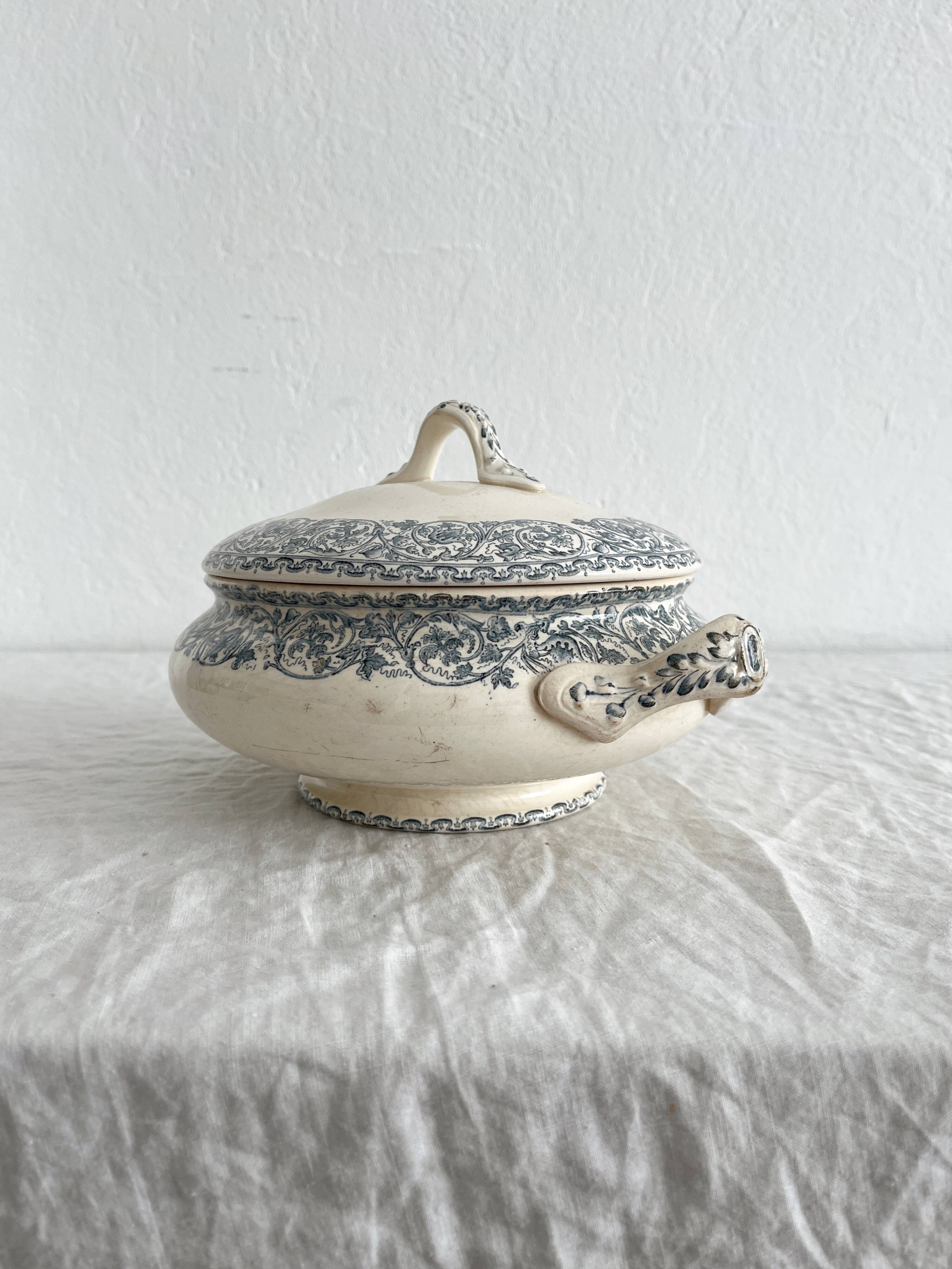 Small ironstone tureen "Renaissance" Creil and Montereau