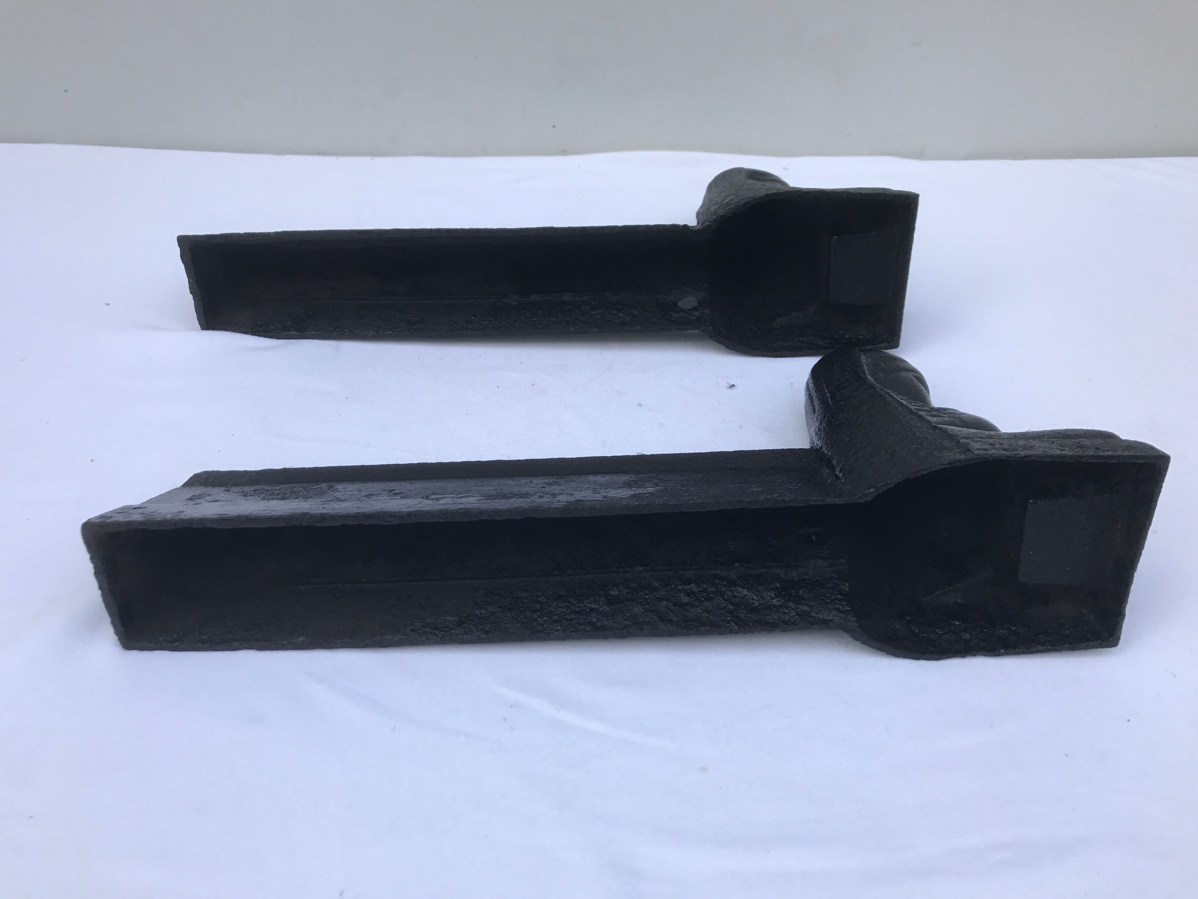 Former Egyptian cast-iron chenet in vintage black metal