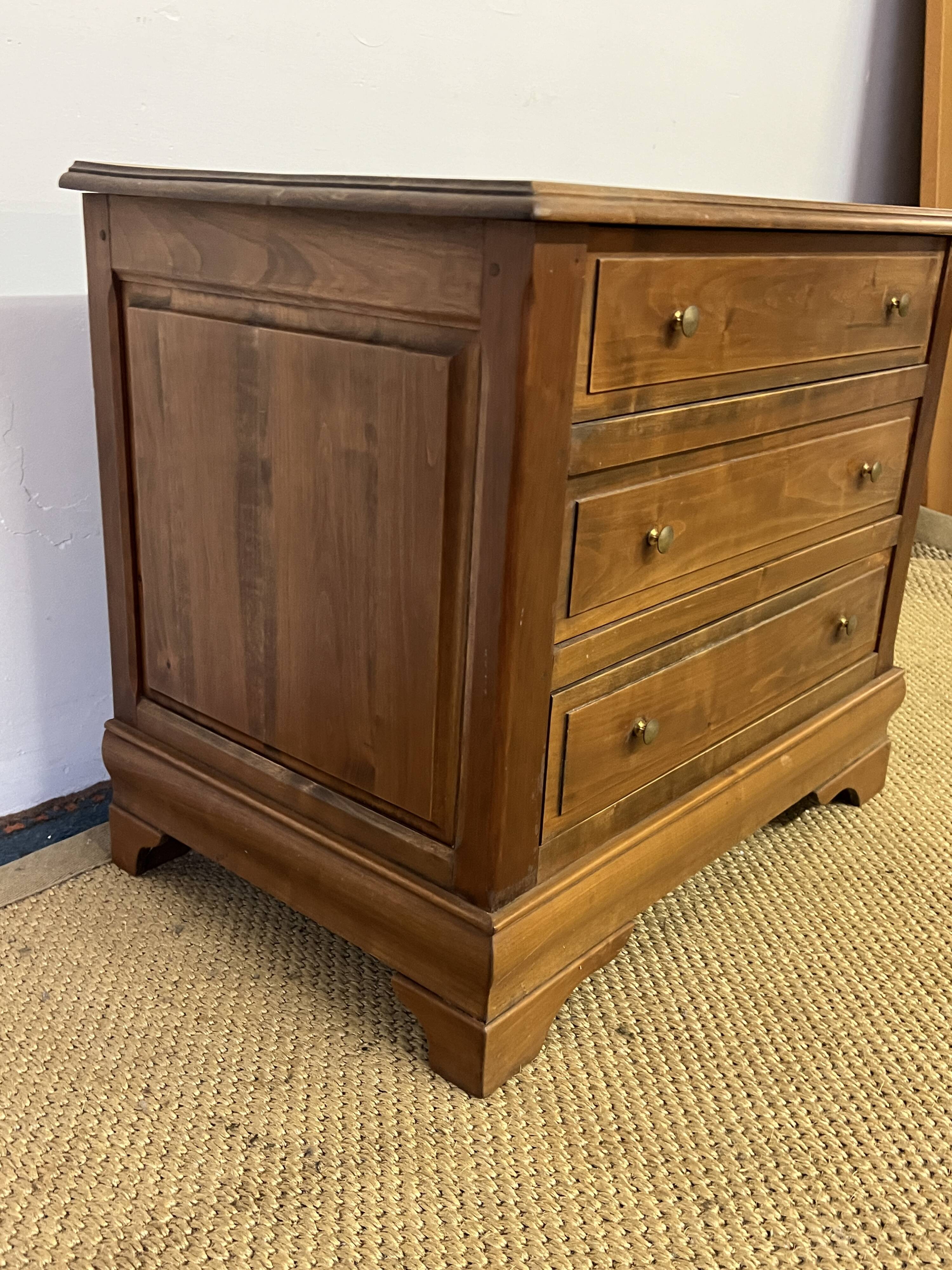 Small vintage wooden chest of drawers 3 drawers