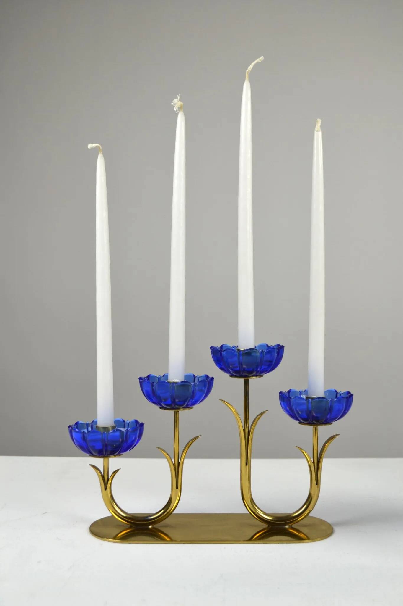 Bougeoirs en laiton massif et en verre artistique bleu cobalt par Gunnar Ander pour Ystad-Metall, Suède, années 1950.