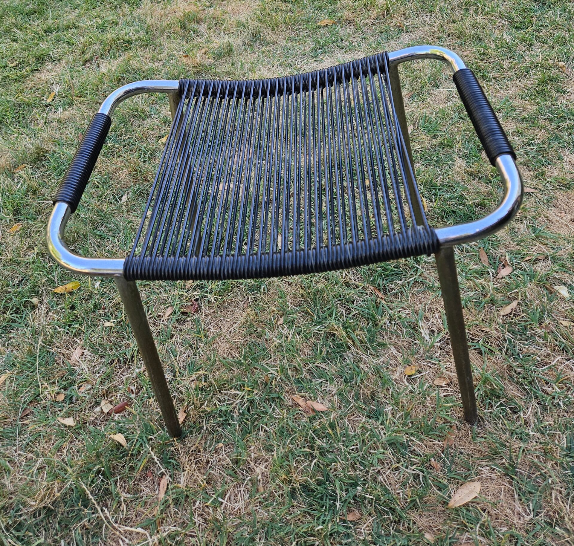 Metal stool in 70s scoubidou wire.