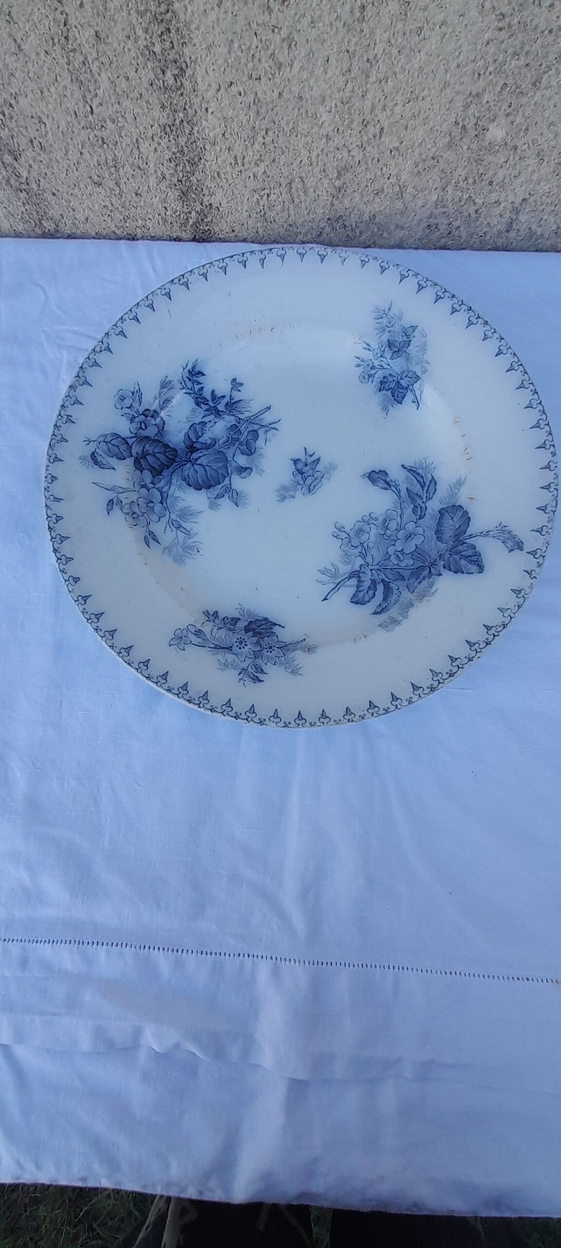 Round dish in earthenware U & C Sarreguemines Model Flora diam 32 cm