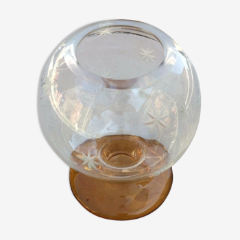 Vase boule en verre taillé