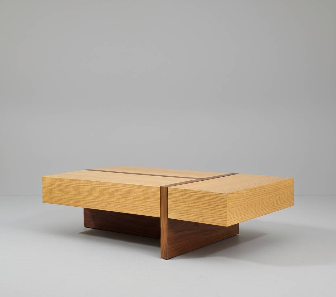 Table basse en bois à compartiments intégrés - Design contemporain