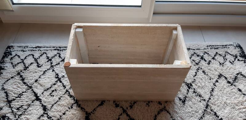 Table basse en travertin beige clair polie.