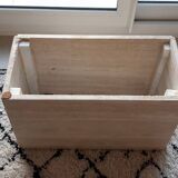 Table basse en travertin beige clair polie.