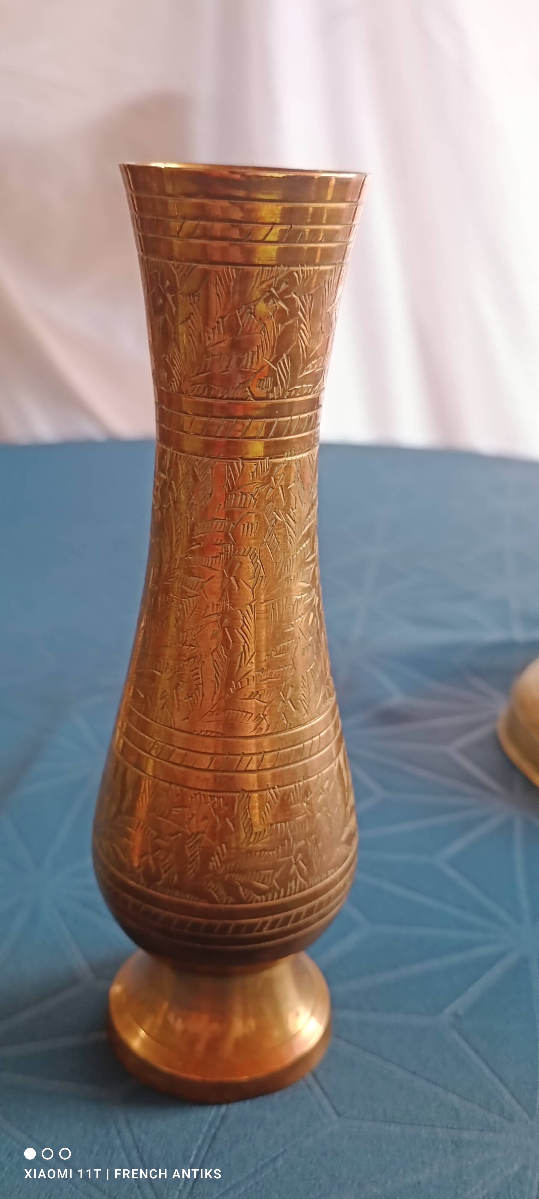 Chiseled brass vase with foliage decoration. Indian craftsmanship from the 19th century.