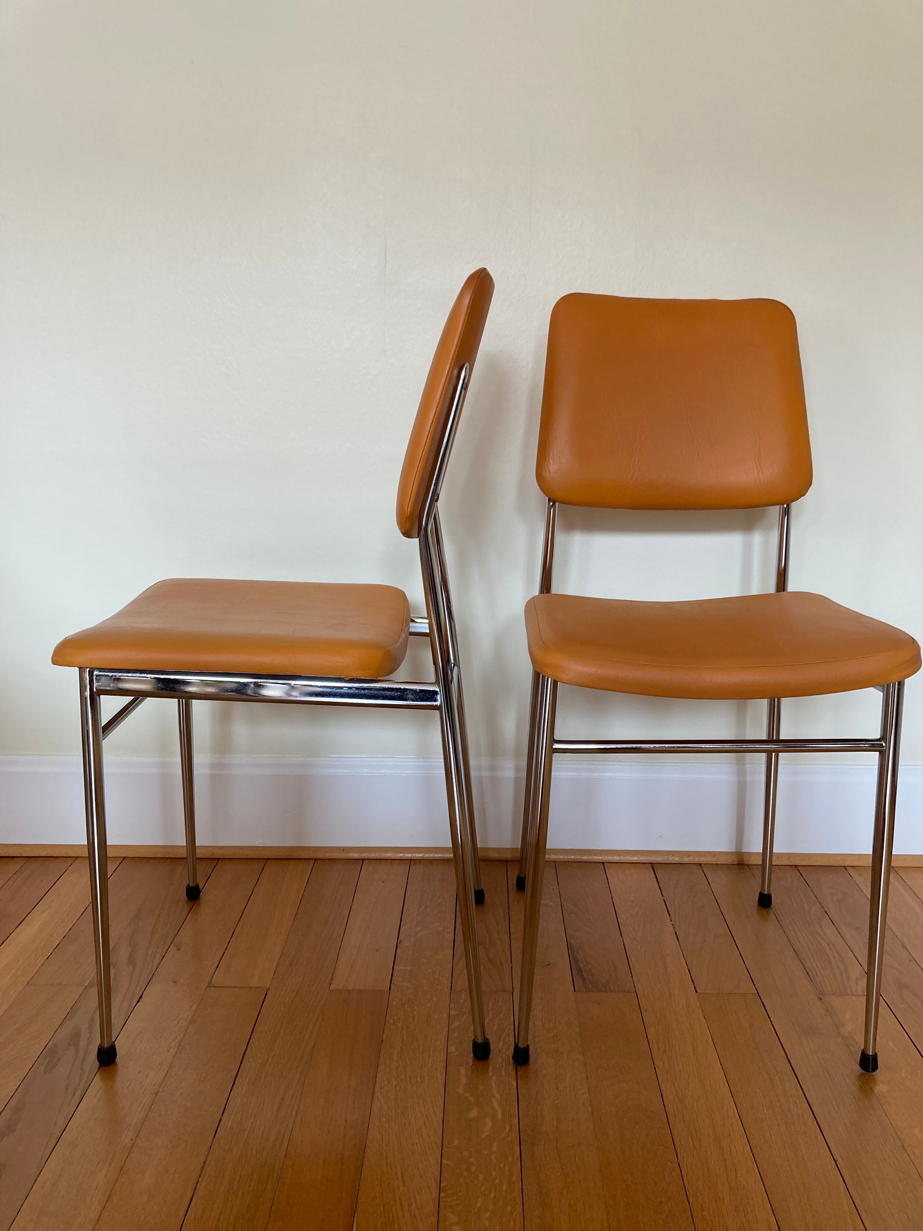 Paire de chaises chromé et skai orange