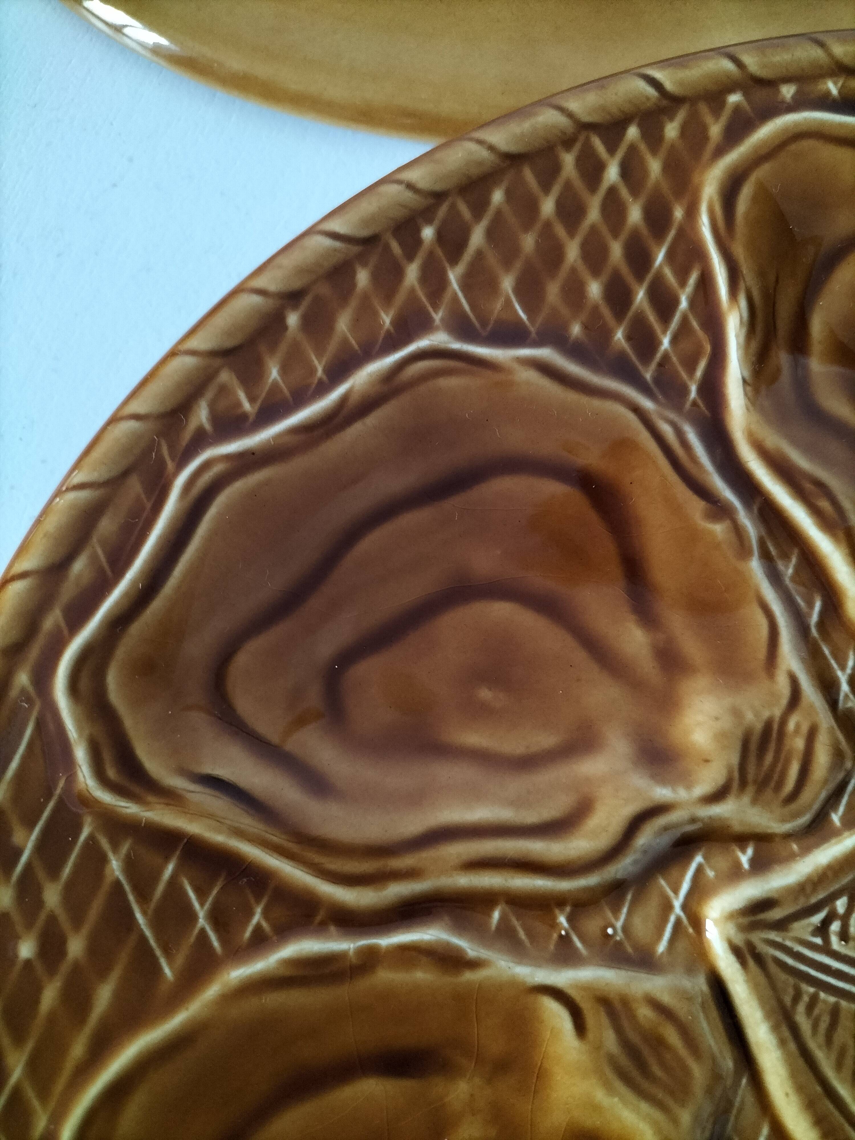 Duo of oyster plates in slip