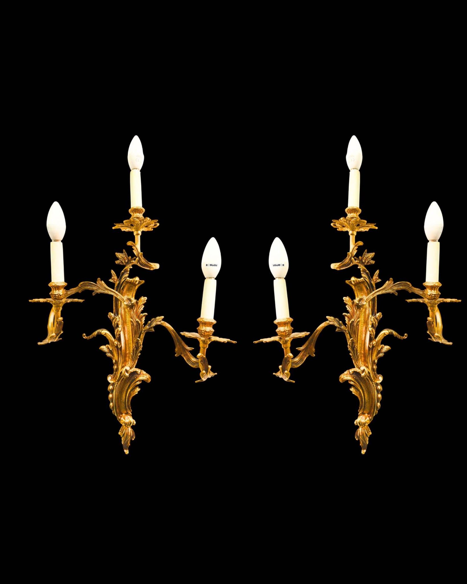 Paire d'appliques en bronze doré de style rocaille, trois lumières