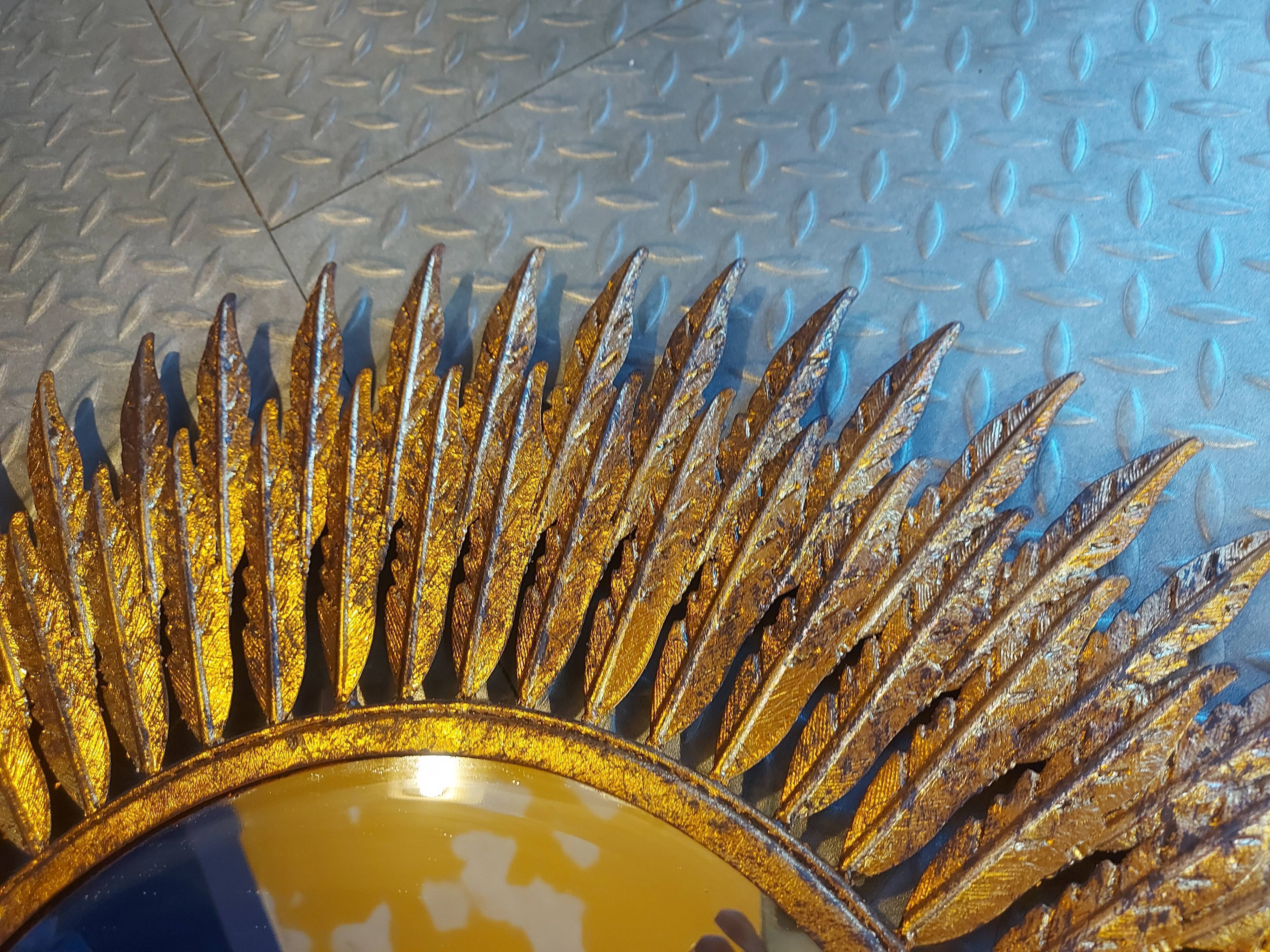 Miroir soleil en métal doré 62cm