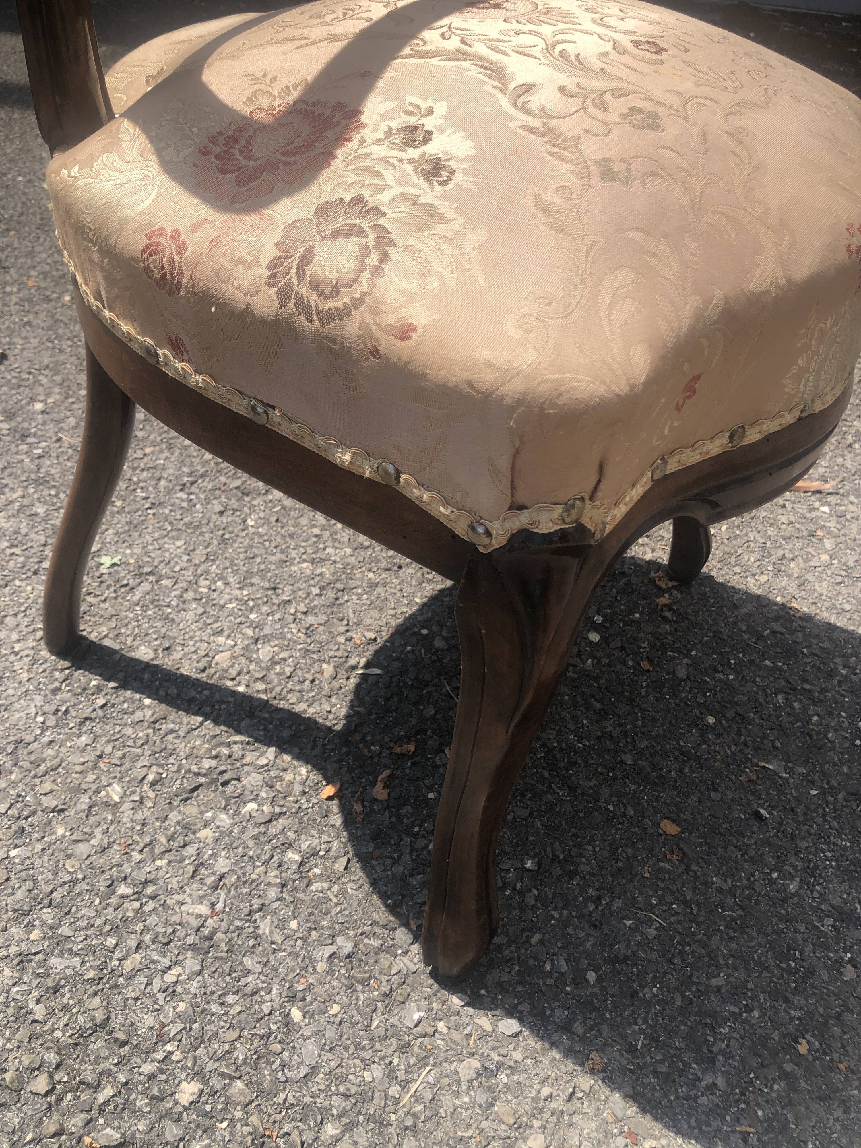 Louis-Philippe medallion chair from the 19th century in solid walnut.