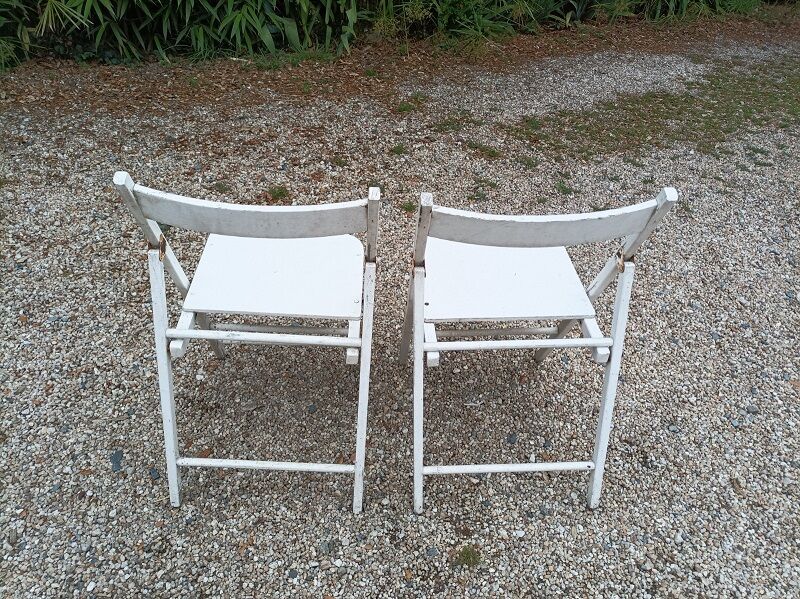 Folding chairs in wood