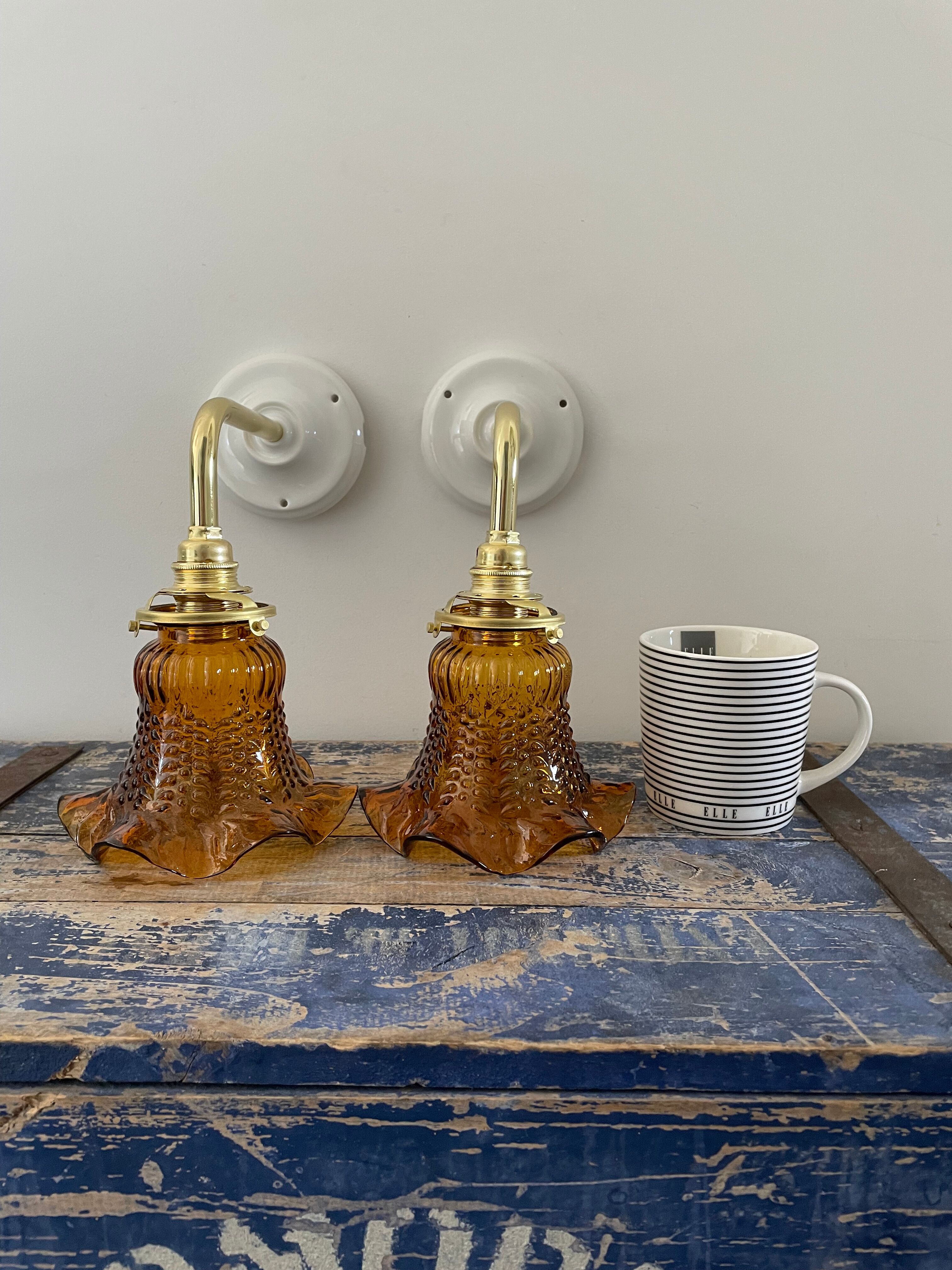 Paire d’appliques vintage en verre ciselé ambré