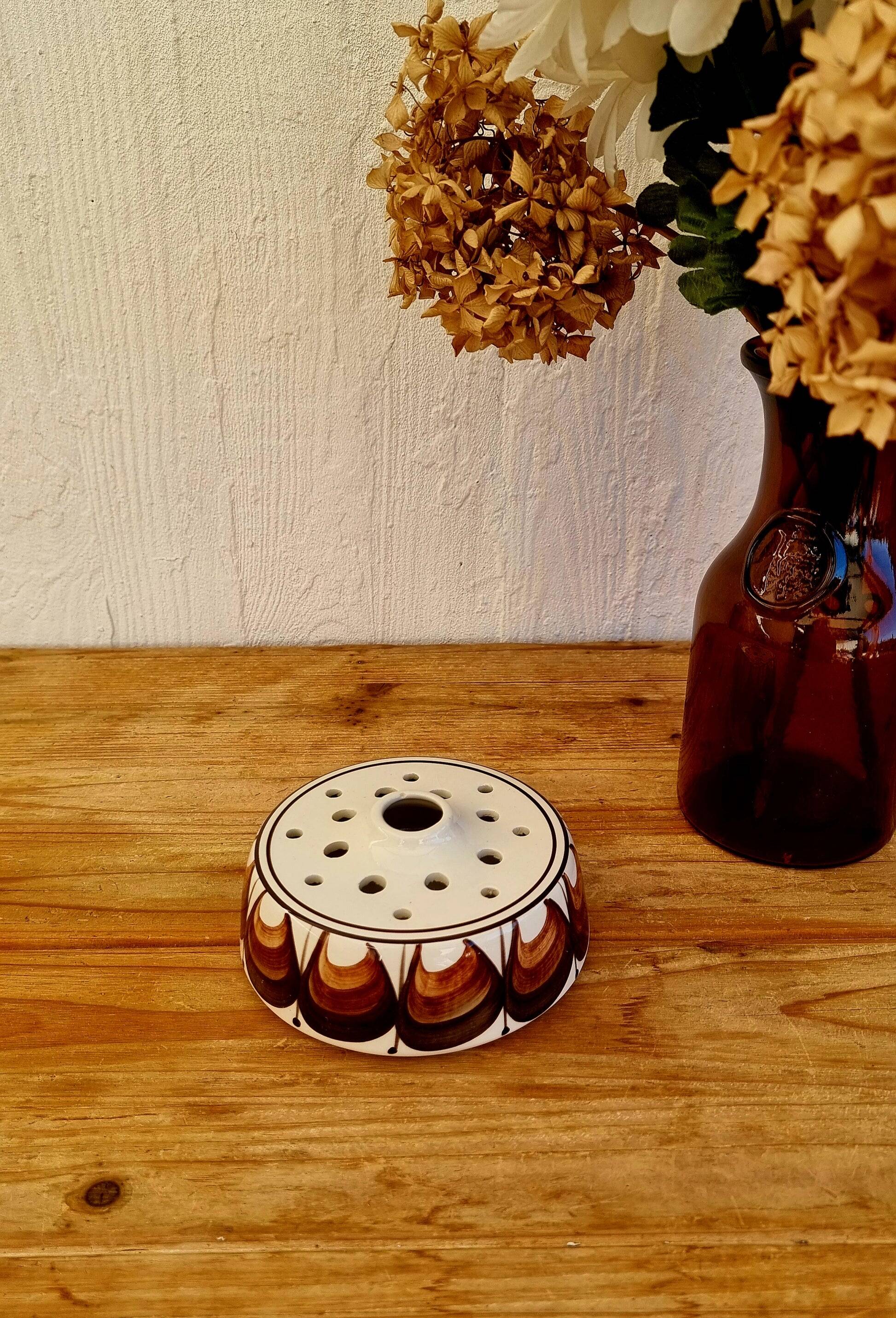 Vintage Jersey Pottery pique flowers in ceramic with a brown pattern from the 1970s.