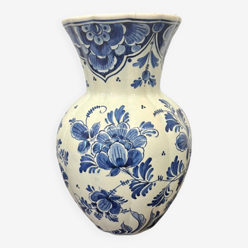 Vase with floral decorations and peacock-delft